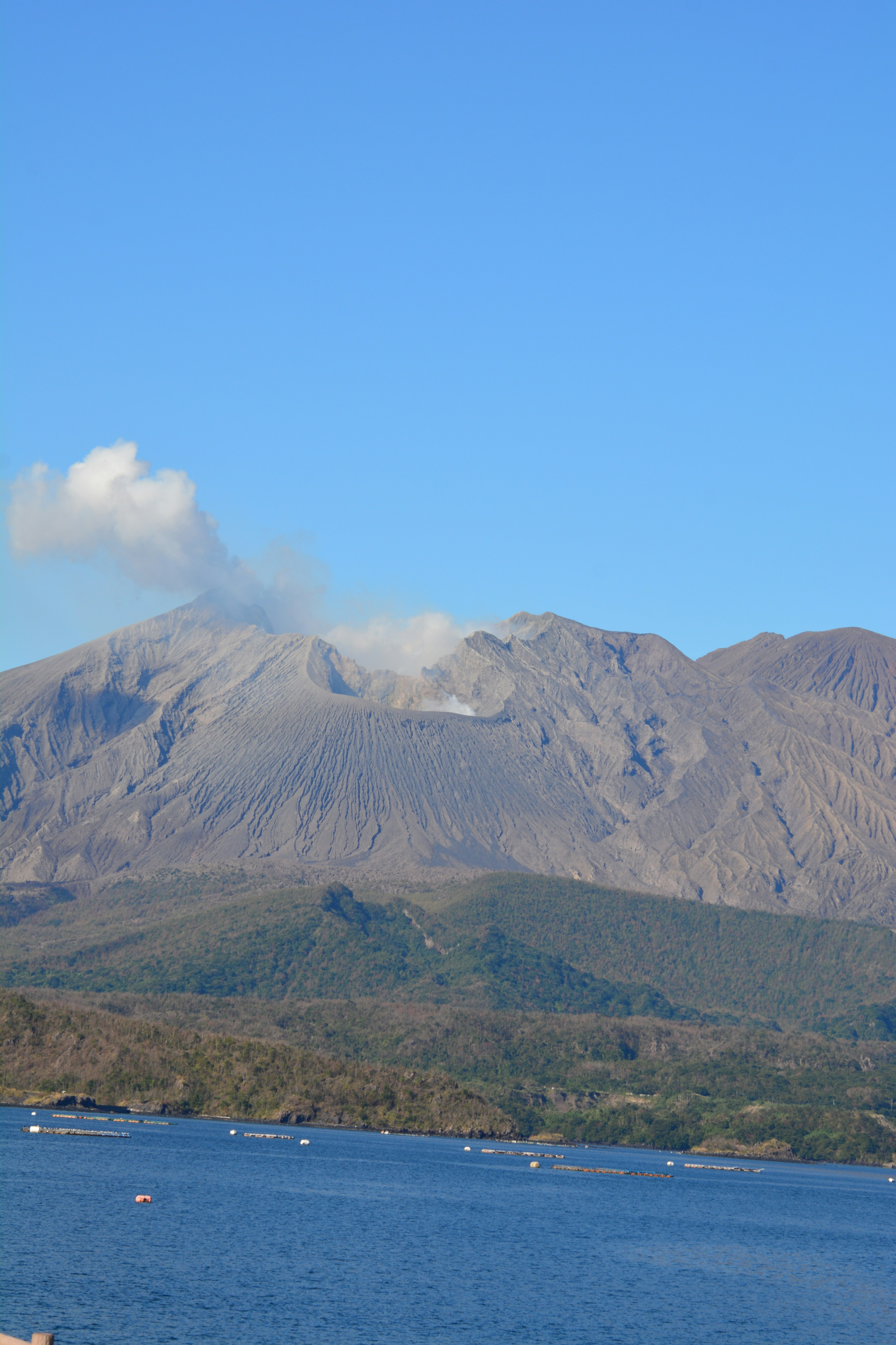 青い空の下にそびえる山とその周囲の景色