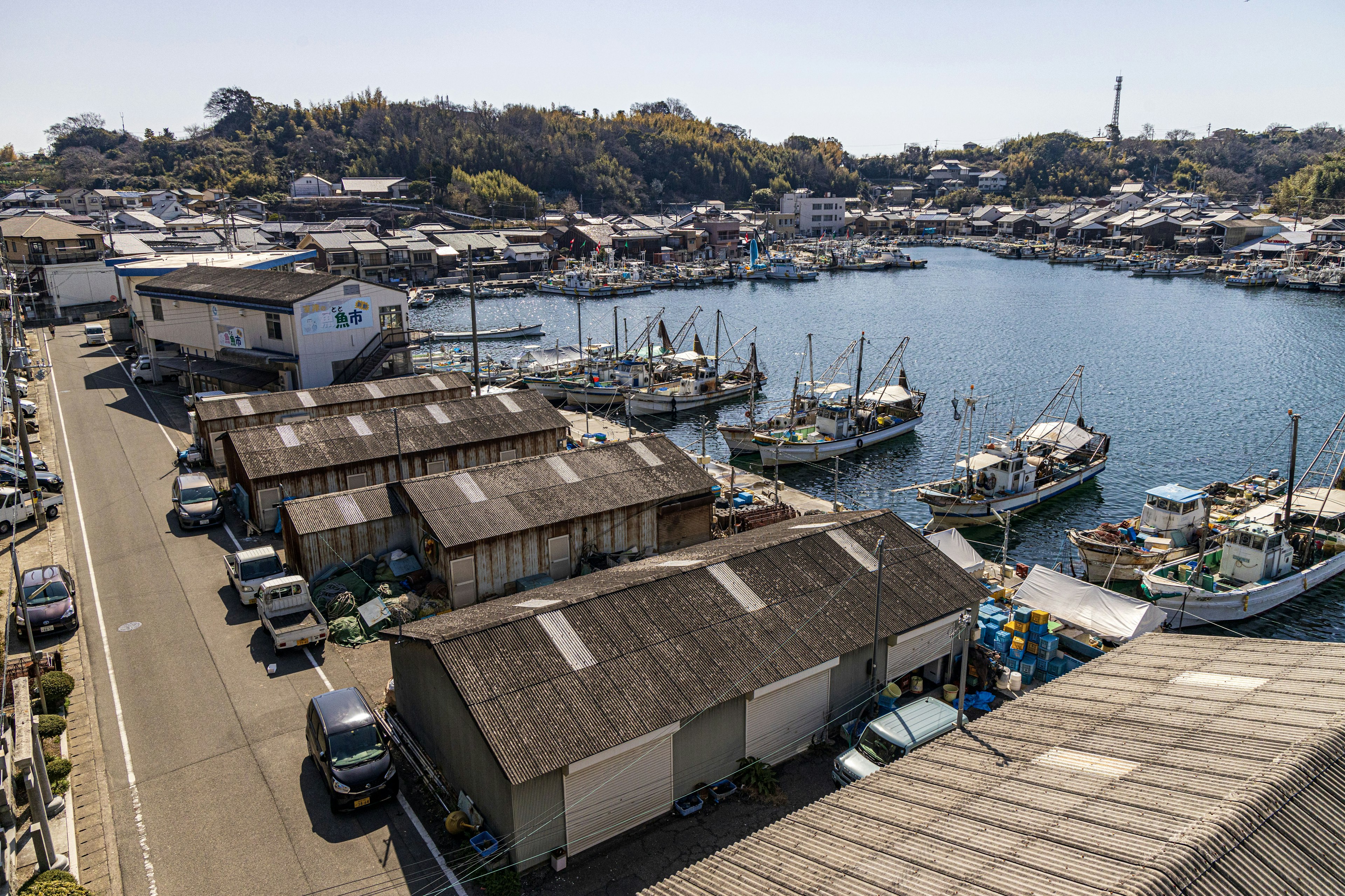 Scène de port avec des bateaux et des entrepôts au bord de l'eau