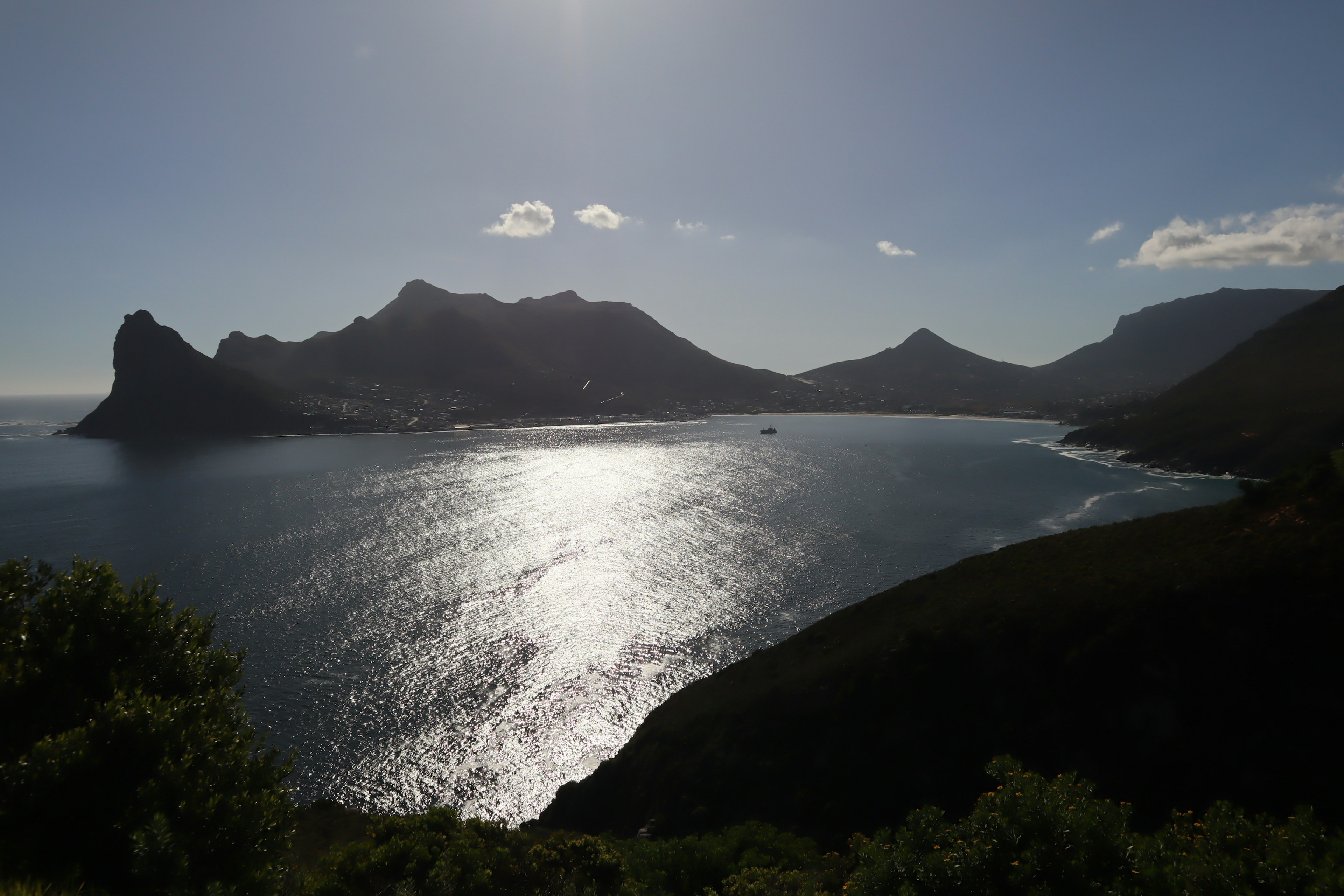 Vue panoramique de la côte avec montagnes et eau scintillante