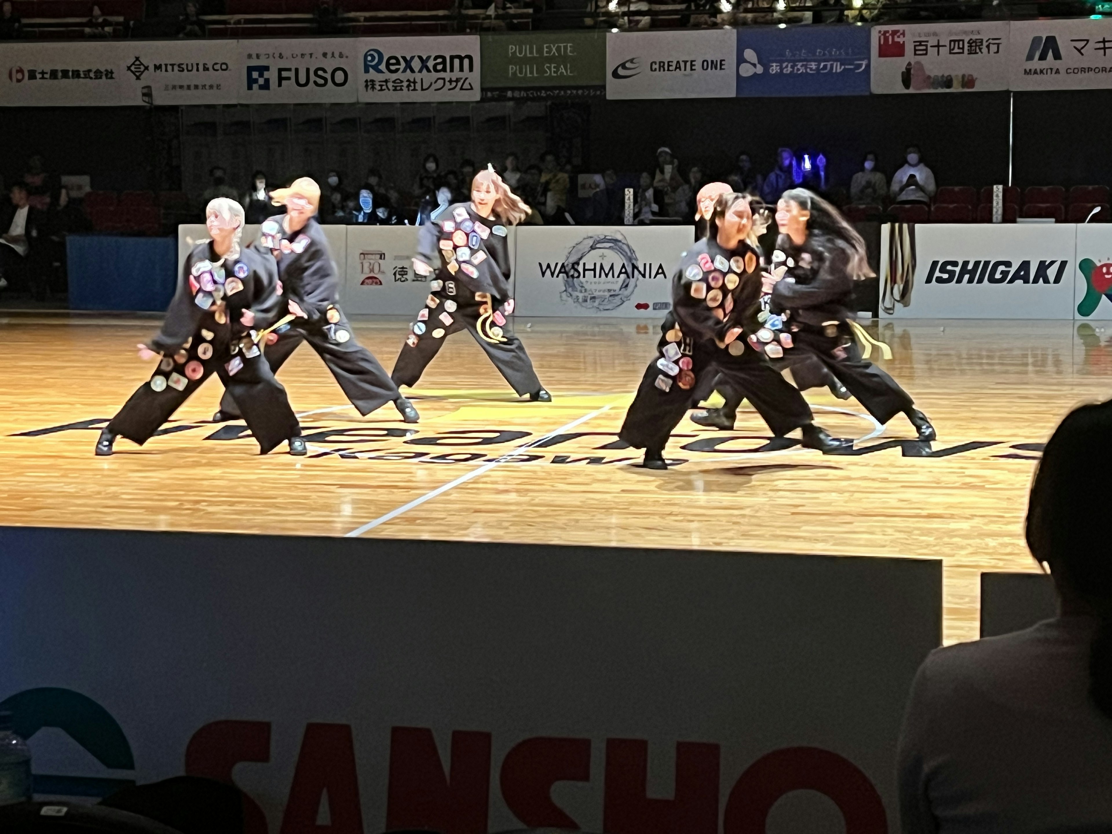 Immagine di un gruppo che si esibisce in un evento di danza competitiva