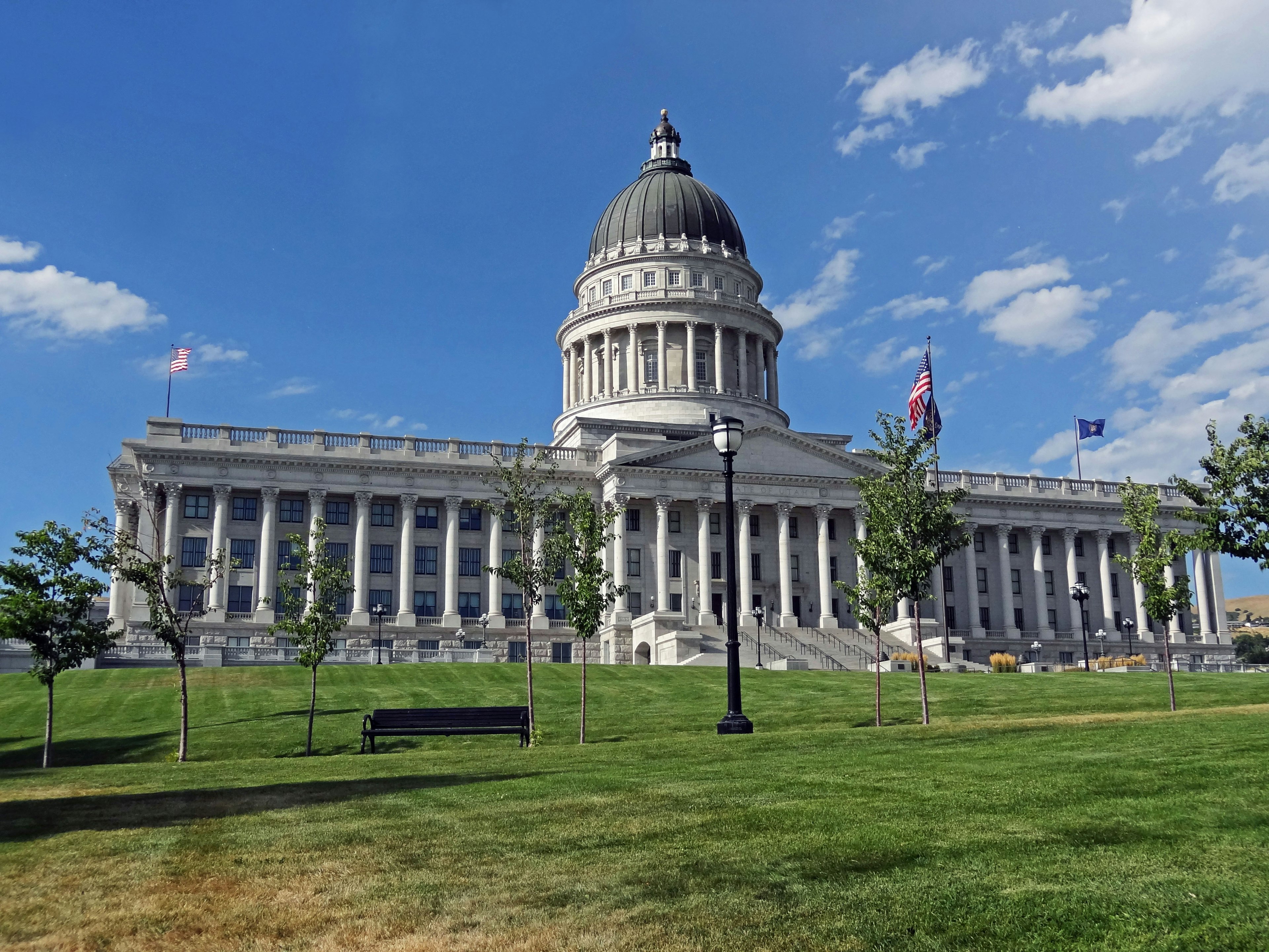 Kapitolgebäude des Bundesstaates Utah mit seiner grandiosen Architektur blauem Himmel und grünem Rasen