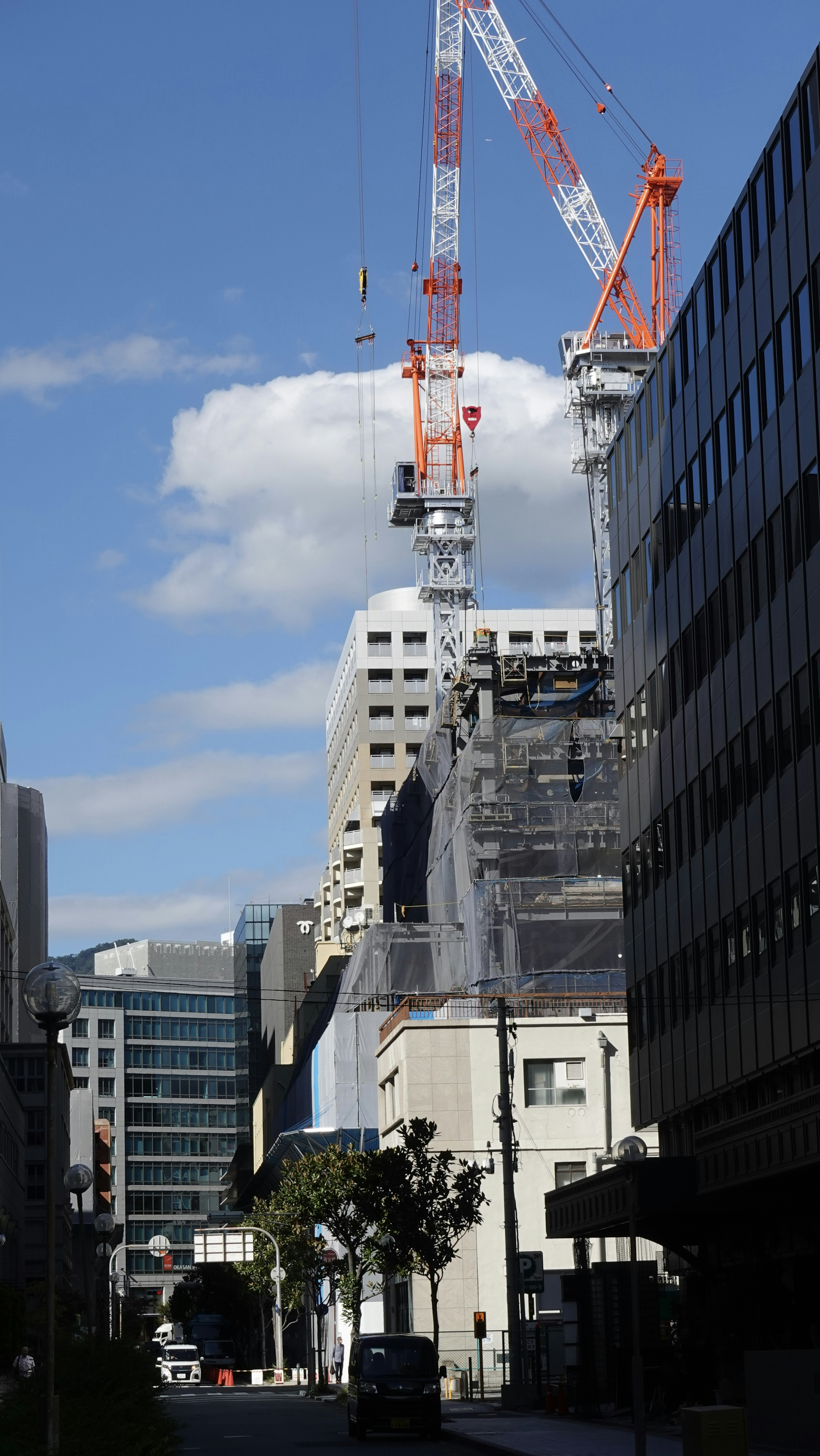 Paesaggio urbano con un cantiere e gru