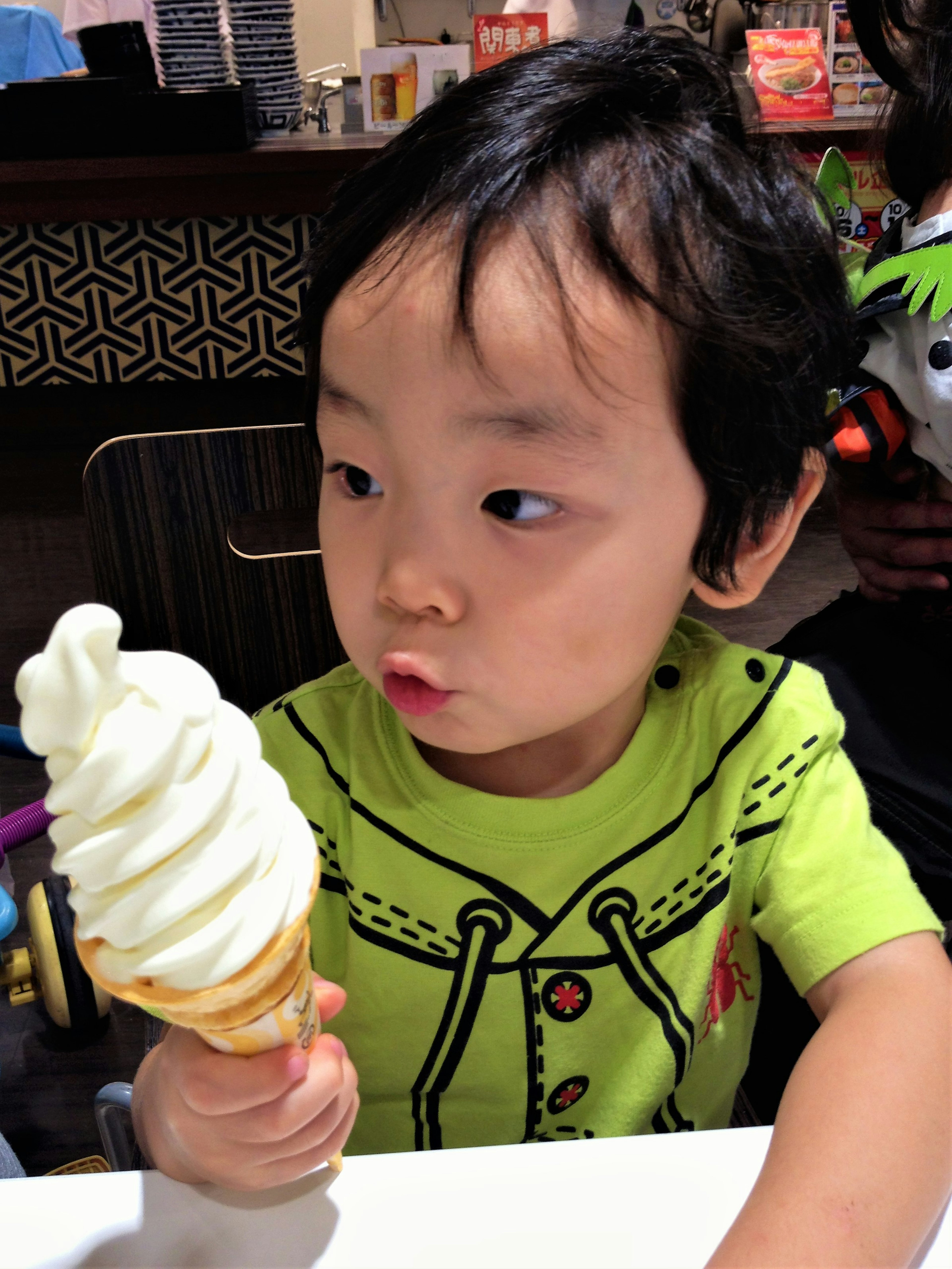 Niño con helado parece sorprendido