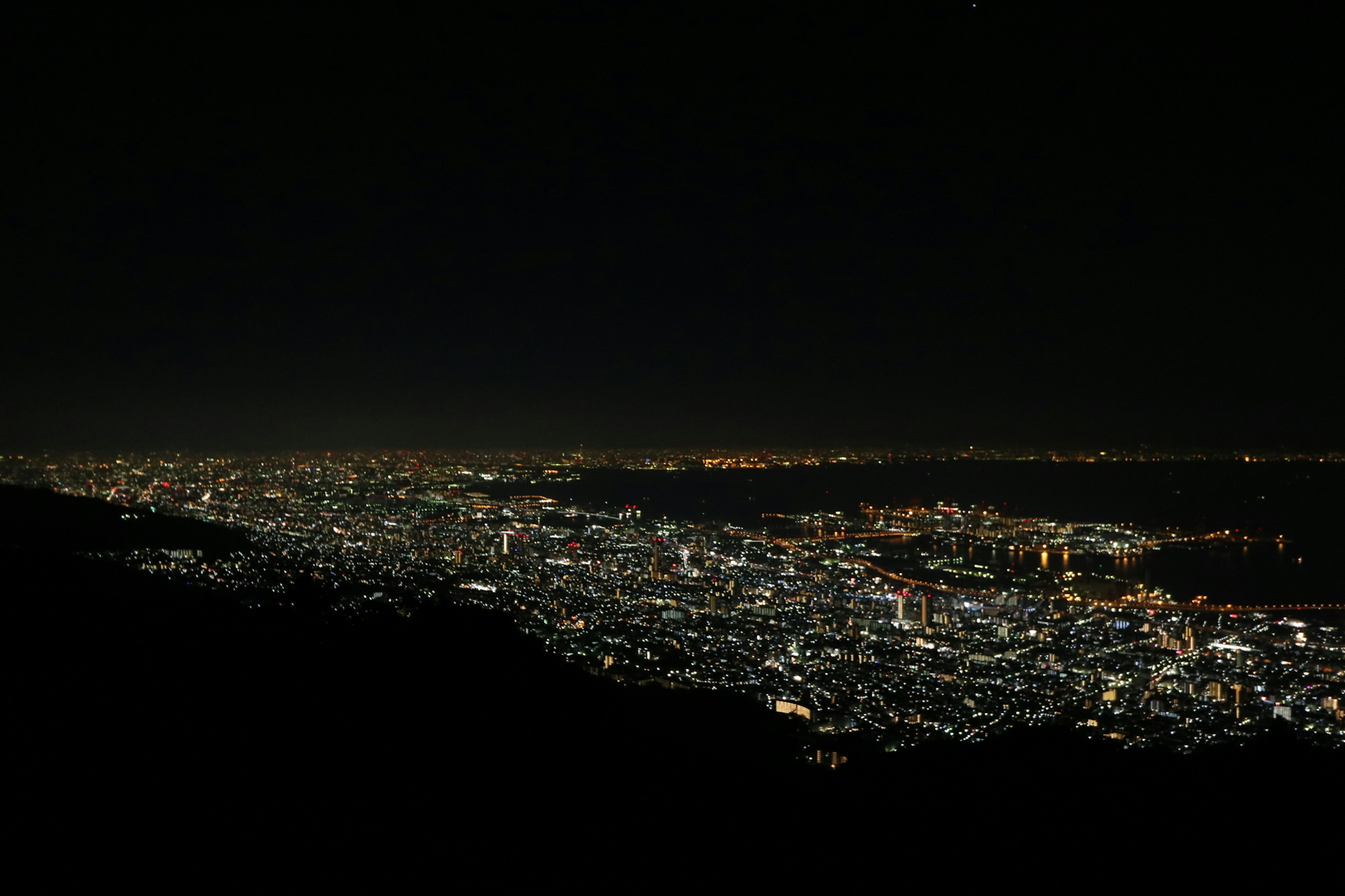 Una vista panoramica di una città illuminata di notte