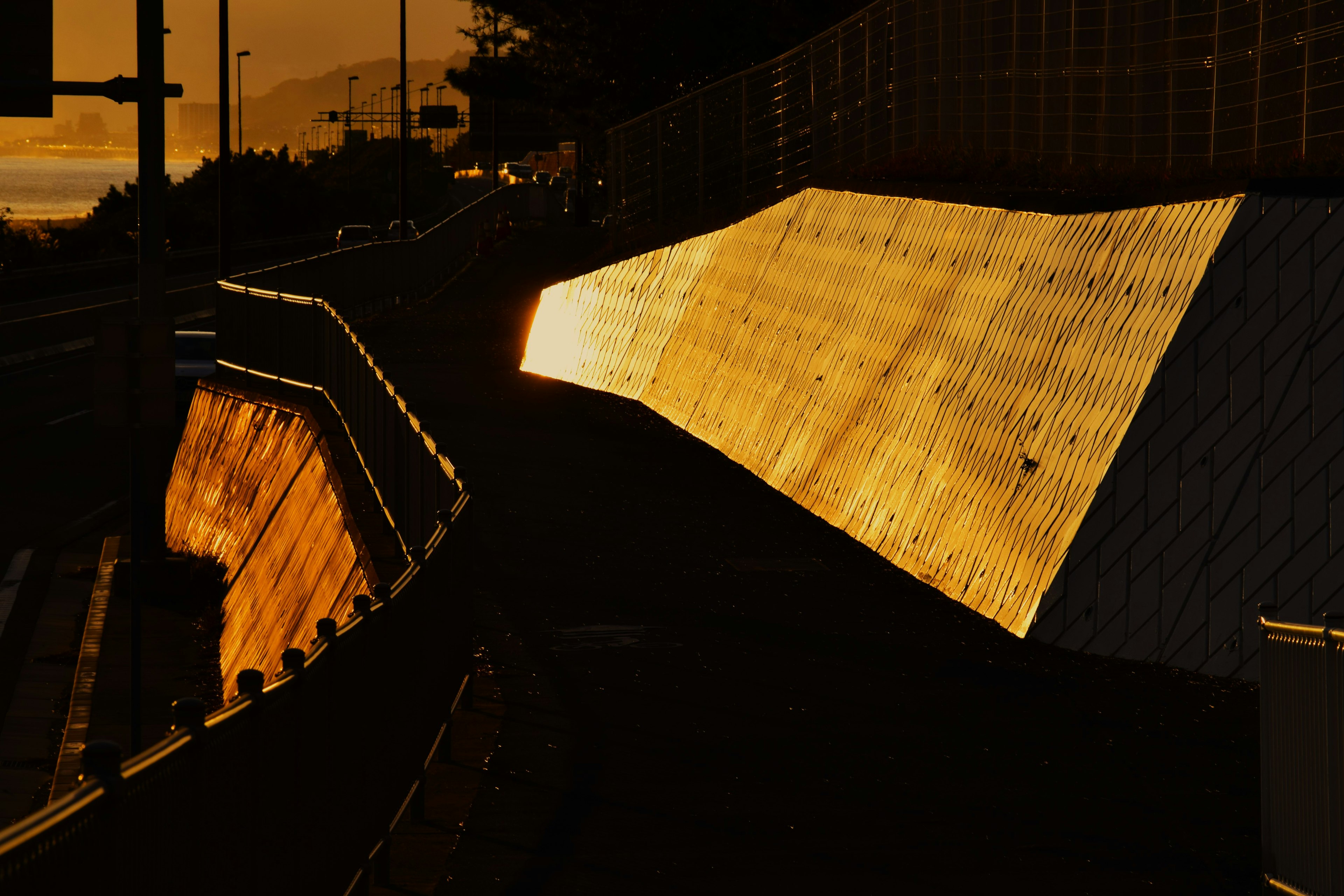 Muro dorato e sentiero che riflette la luce del tramonto