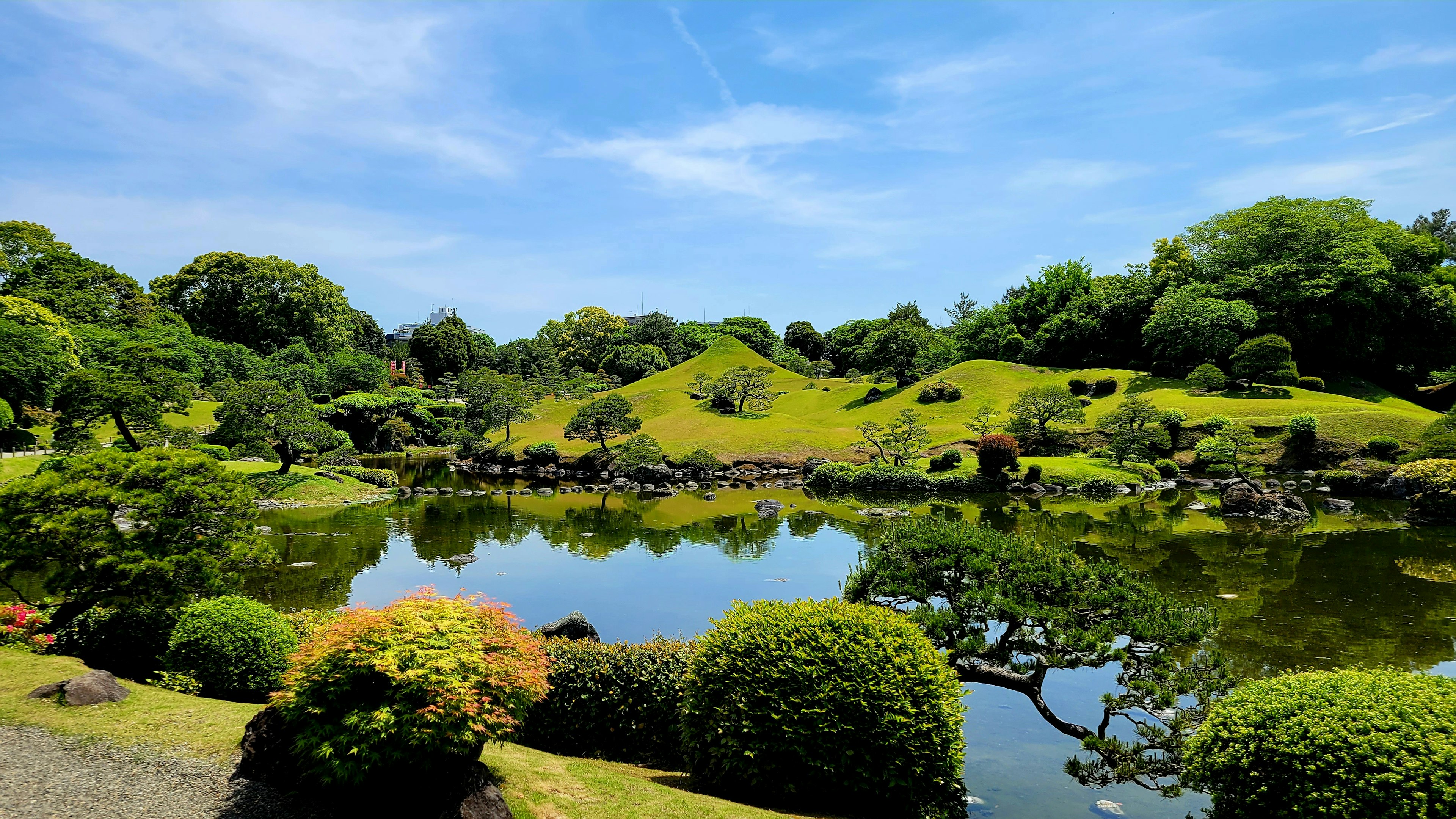 美丽的日本花园景观，蓝天和绿色山丘