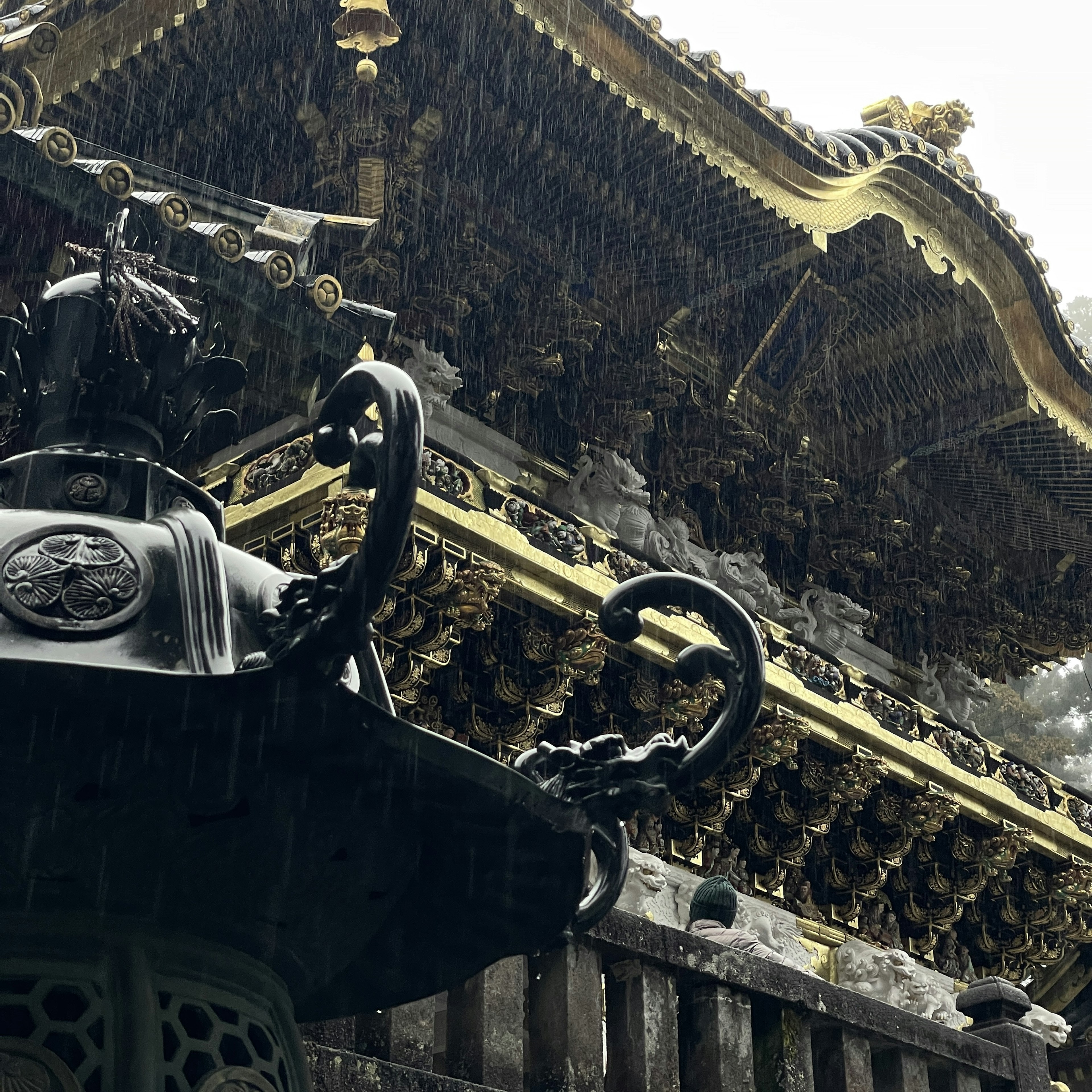 雨の中の美しい寺院の屋根と装飾的なランプ