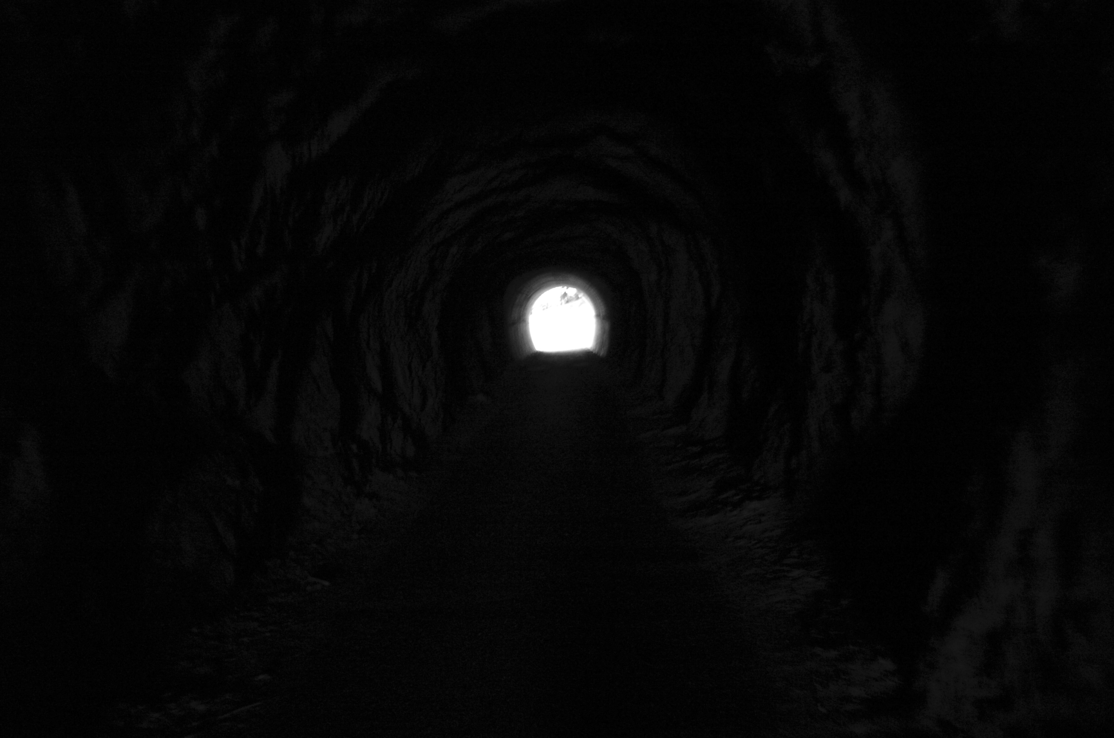 Blick auf das Licht aus einem dunklen Tunnel