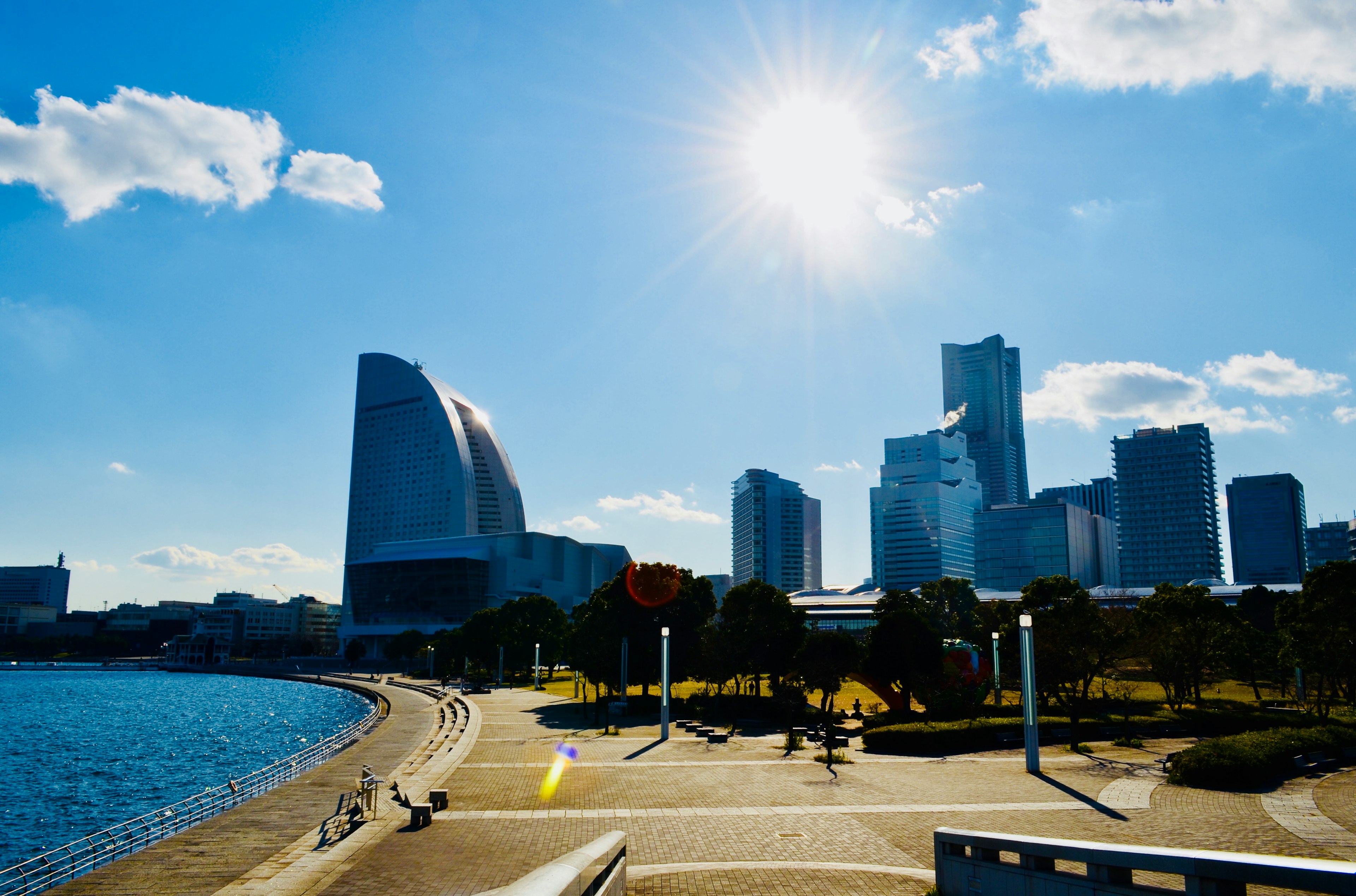 Sonniger Blick auf die Yokohama-Uferpromenade und Wolkenkratzer