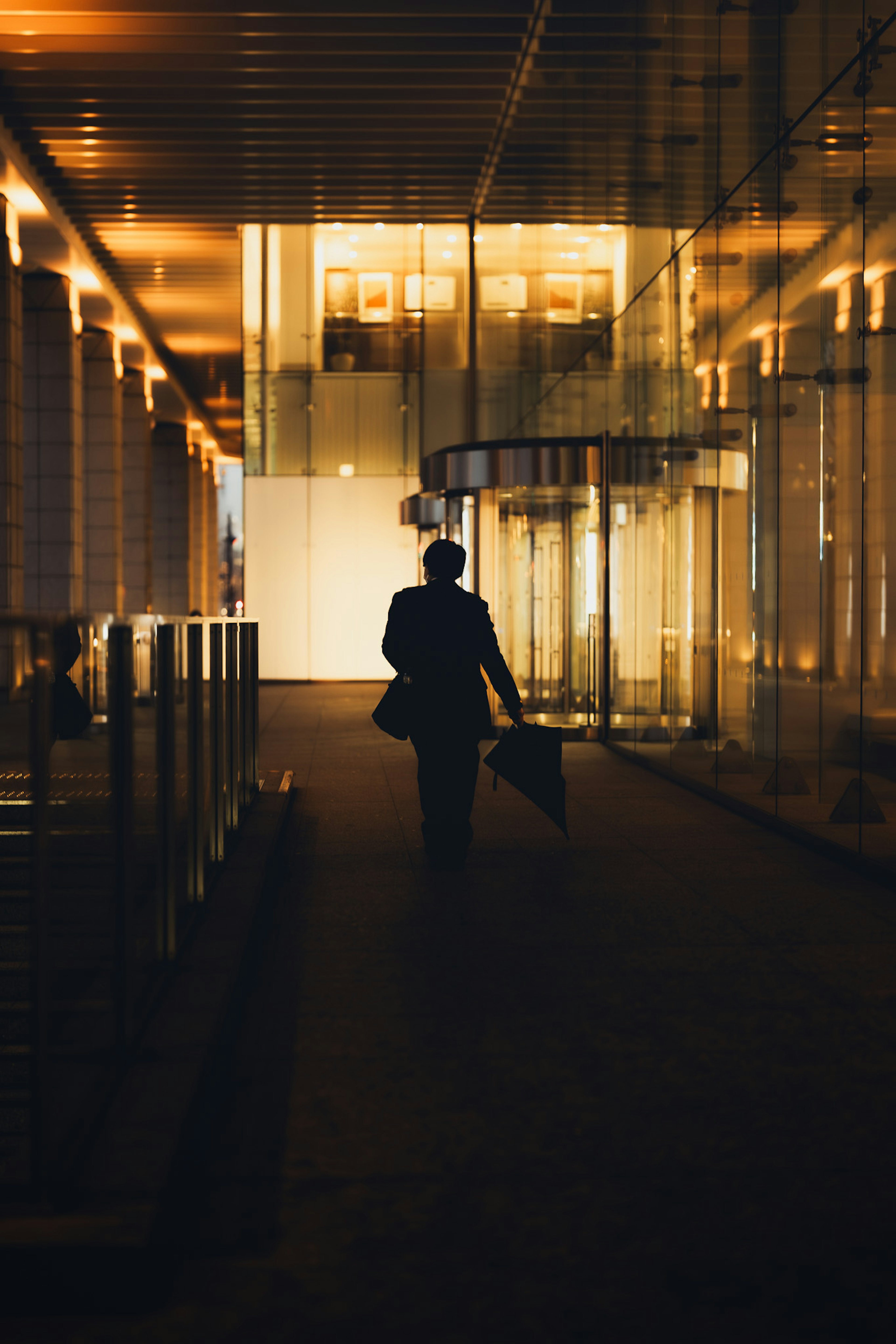 Silhouette d'un homme d'affaires marchant dans un couloir sombre