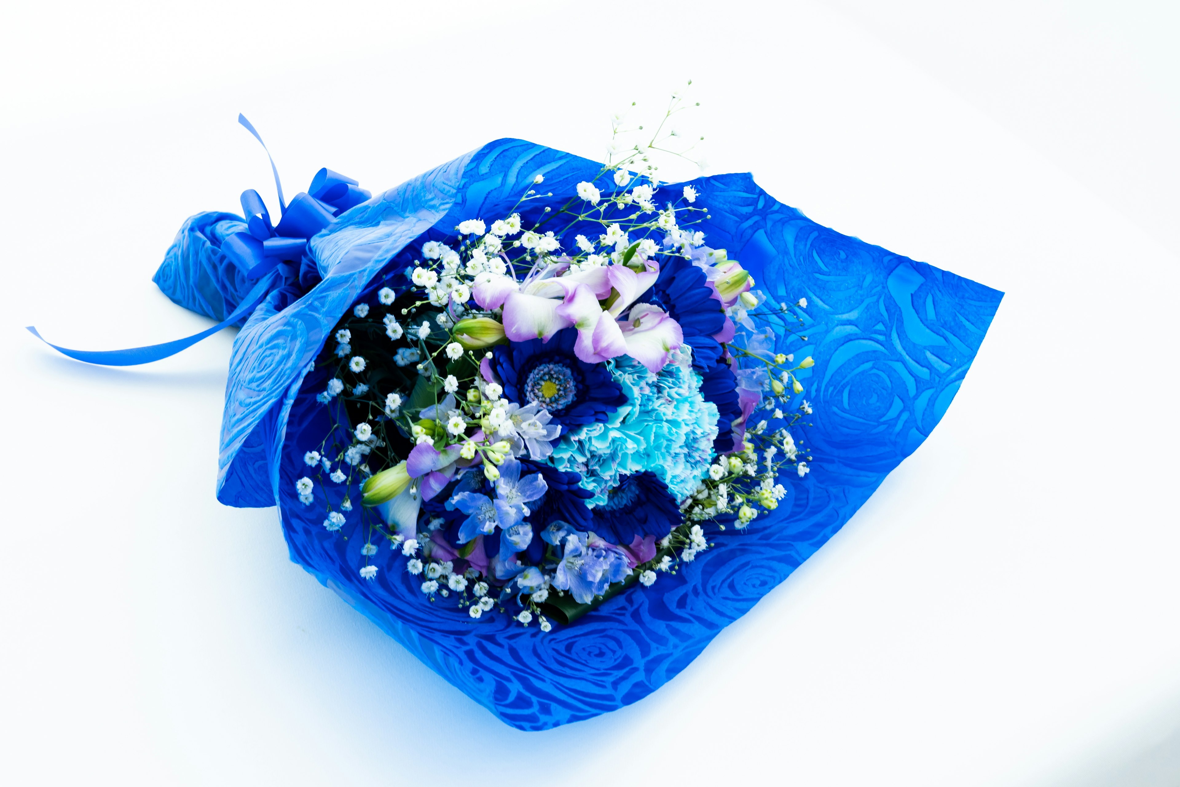 Ein in Blau gewickelter Blumenstrauß mit einer Vielzahl von bunten Blumen