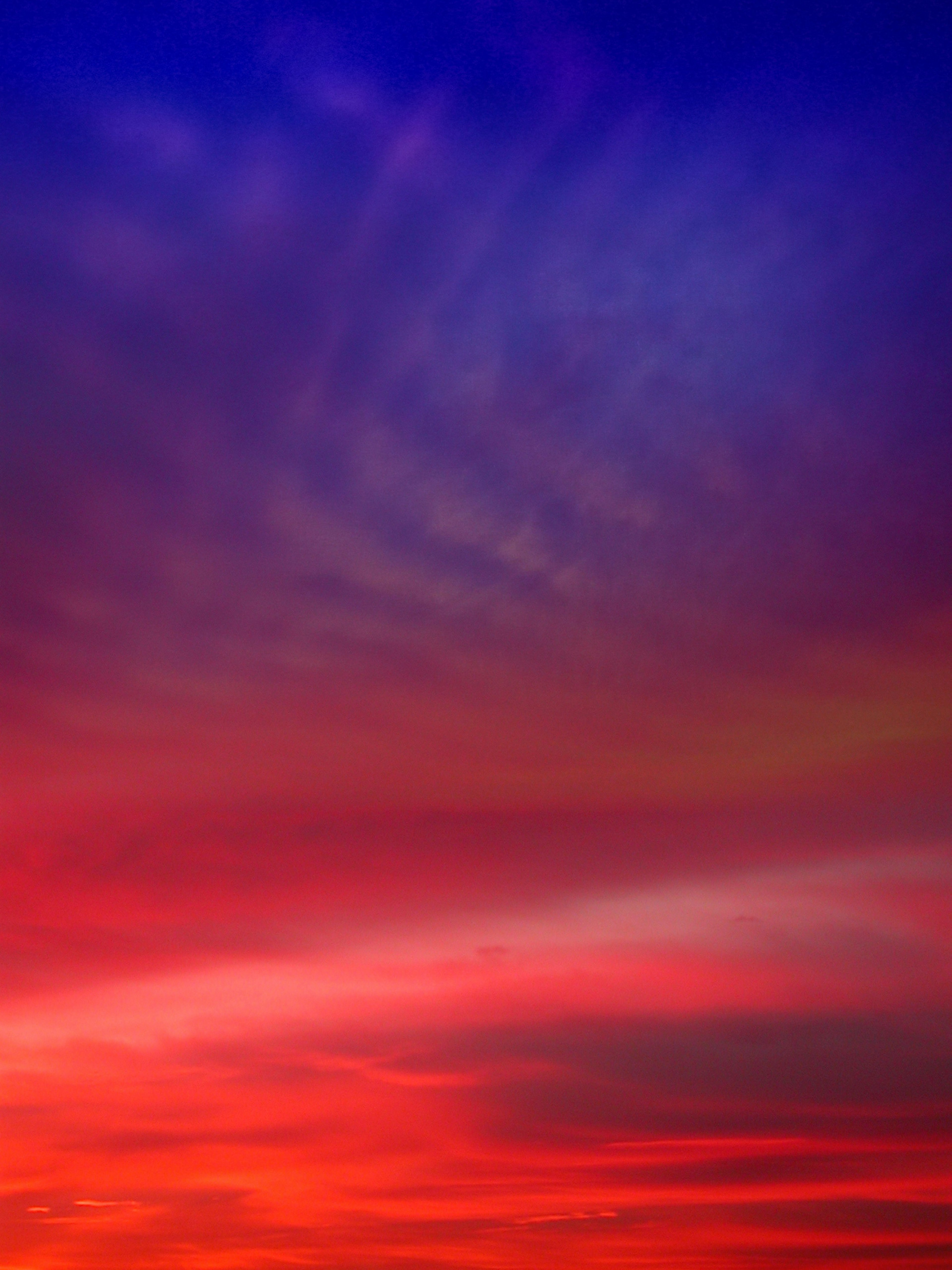 Bellissimo gradiente di cielo al tramonto rosso e blu