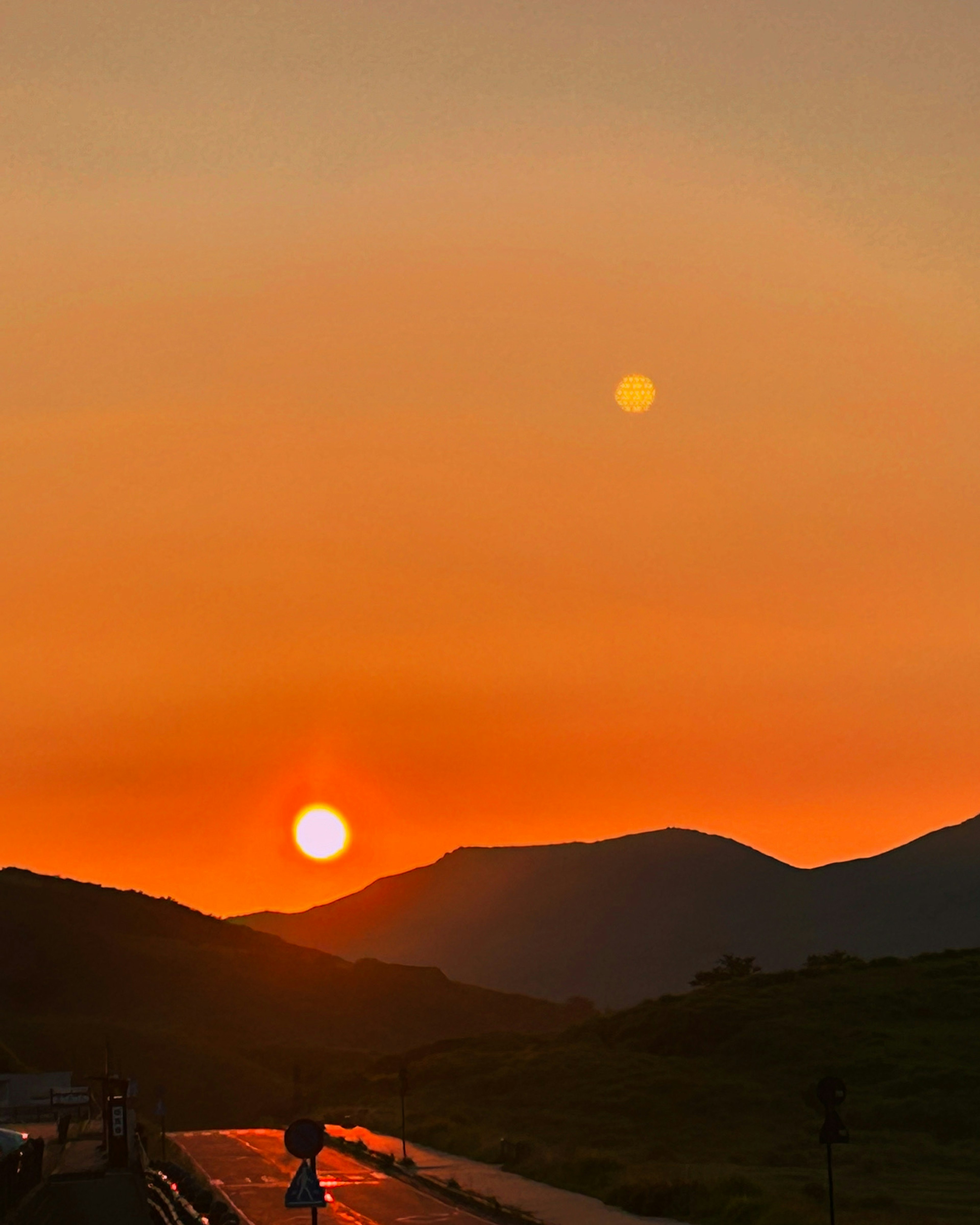 夕日の美しいオレンジ色の空と山のシルエット