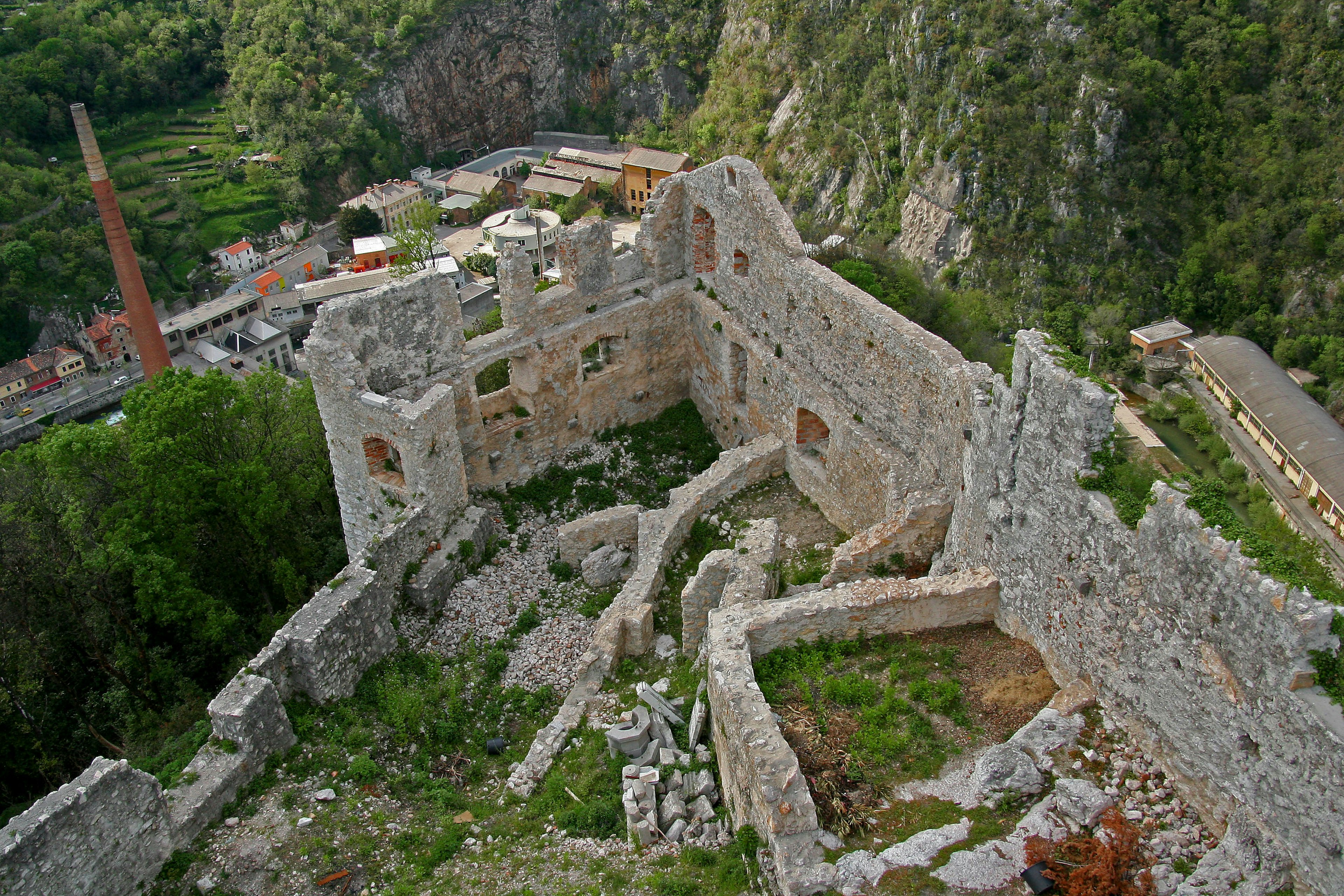 Ruinas de un castillo con vegetación exuberante alrededor