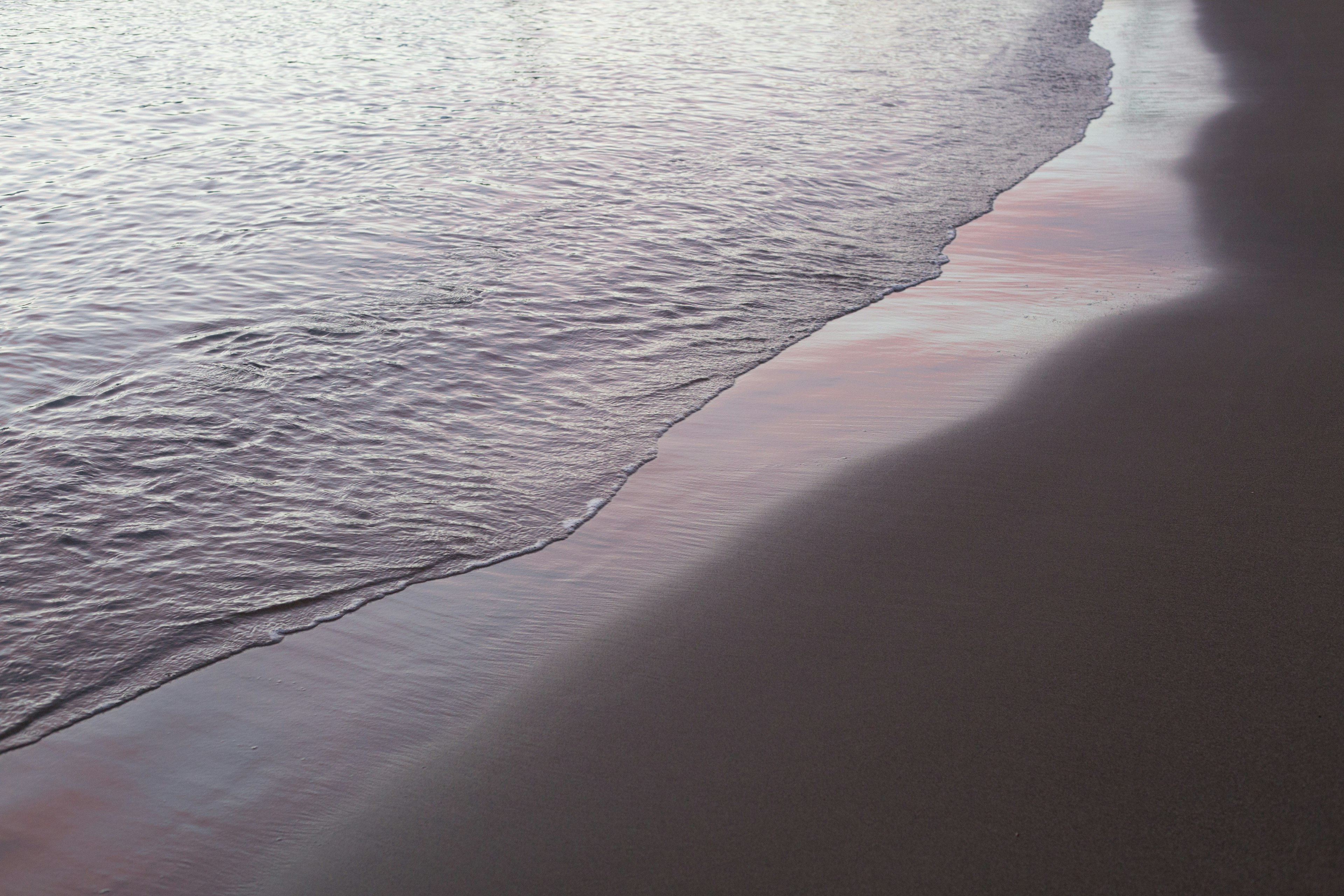 Pemandangan tenang garis pantai bertemu air