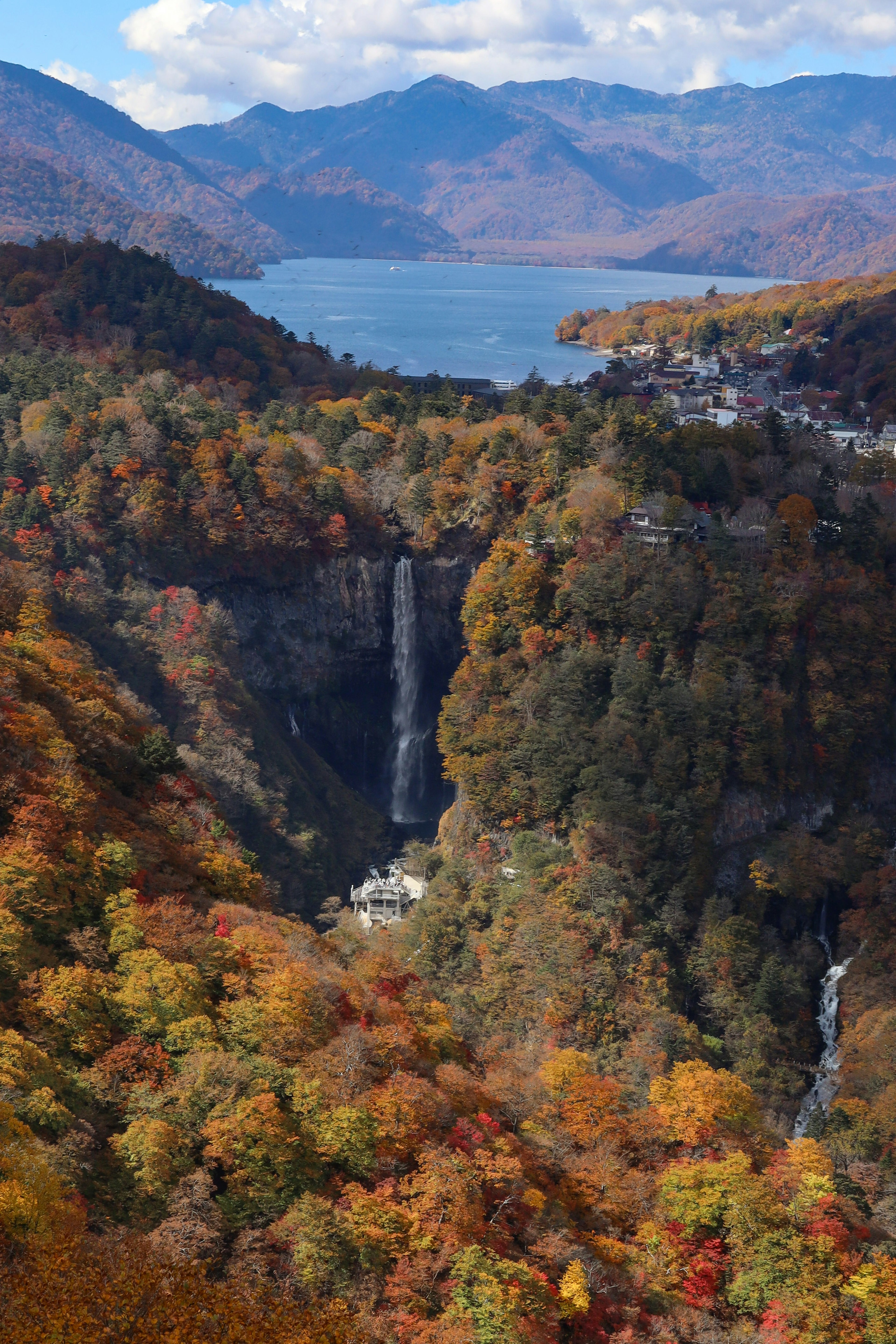 Vue panoramique d'une cascade et d'un lac entourés de feuillage d'automne