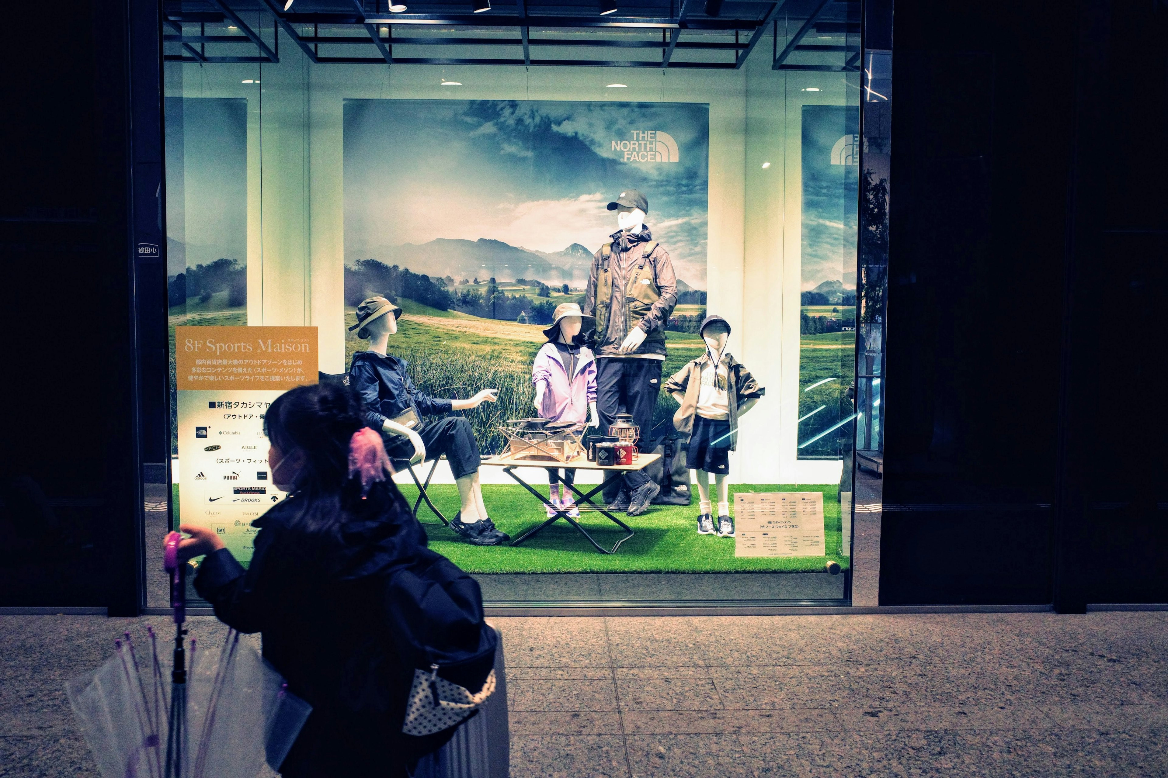 Grupo de personas sentadas en una vitrina con un hermoso fondo de paisaje