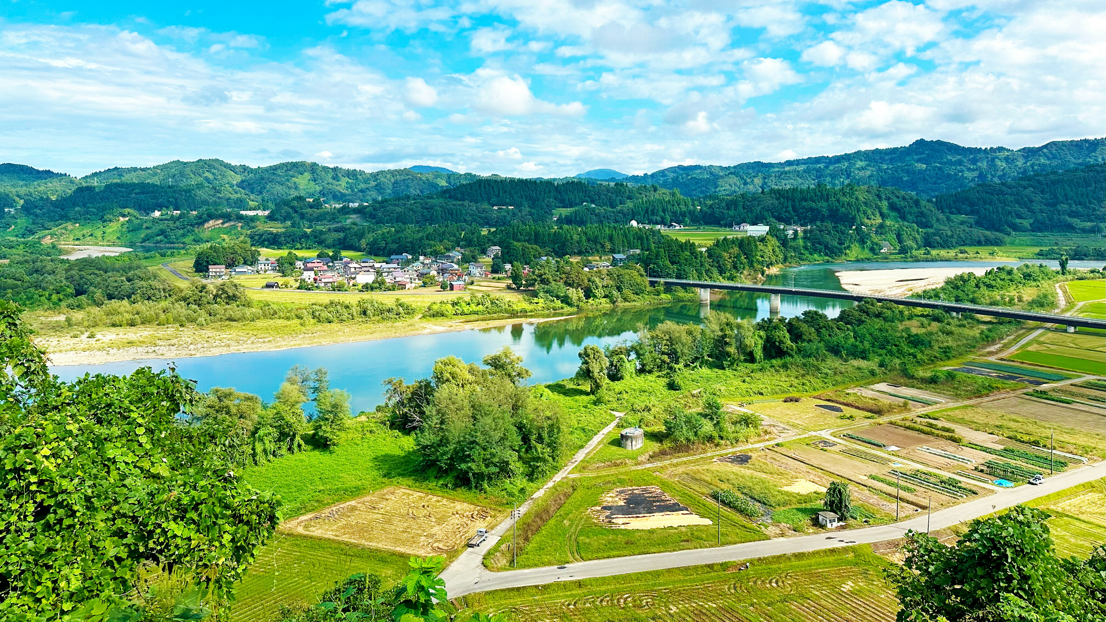 美しい風景の川と緑の田園地帯の全景