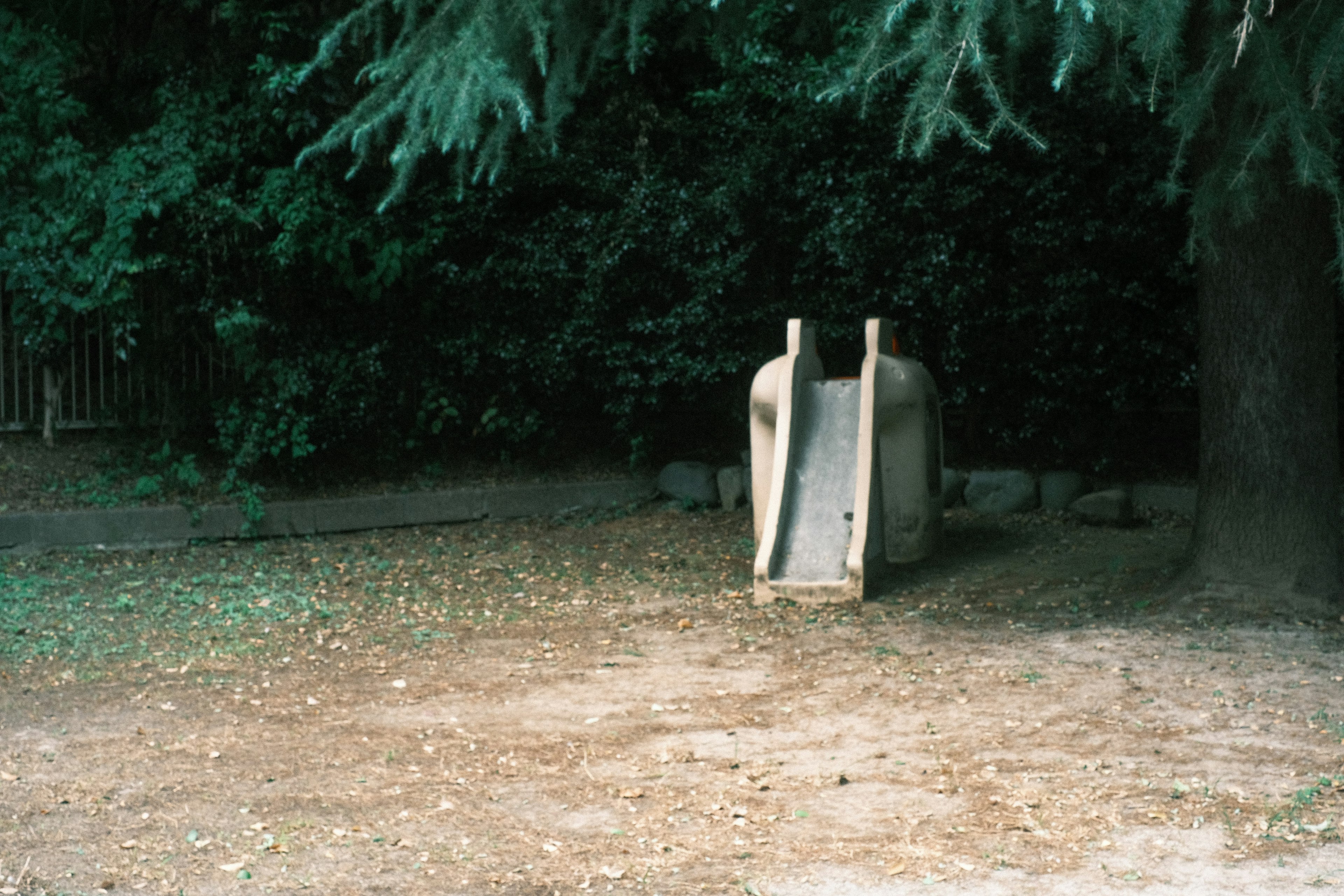 安靜的公園場景和滑梯