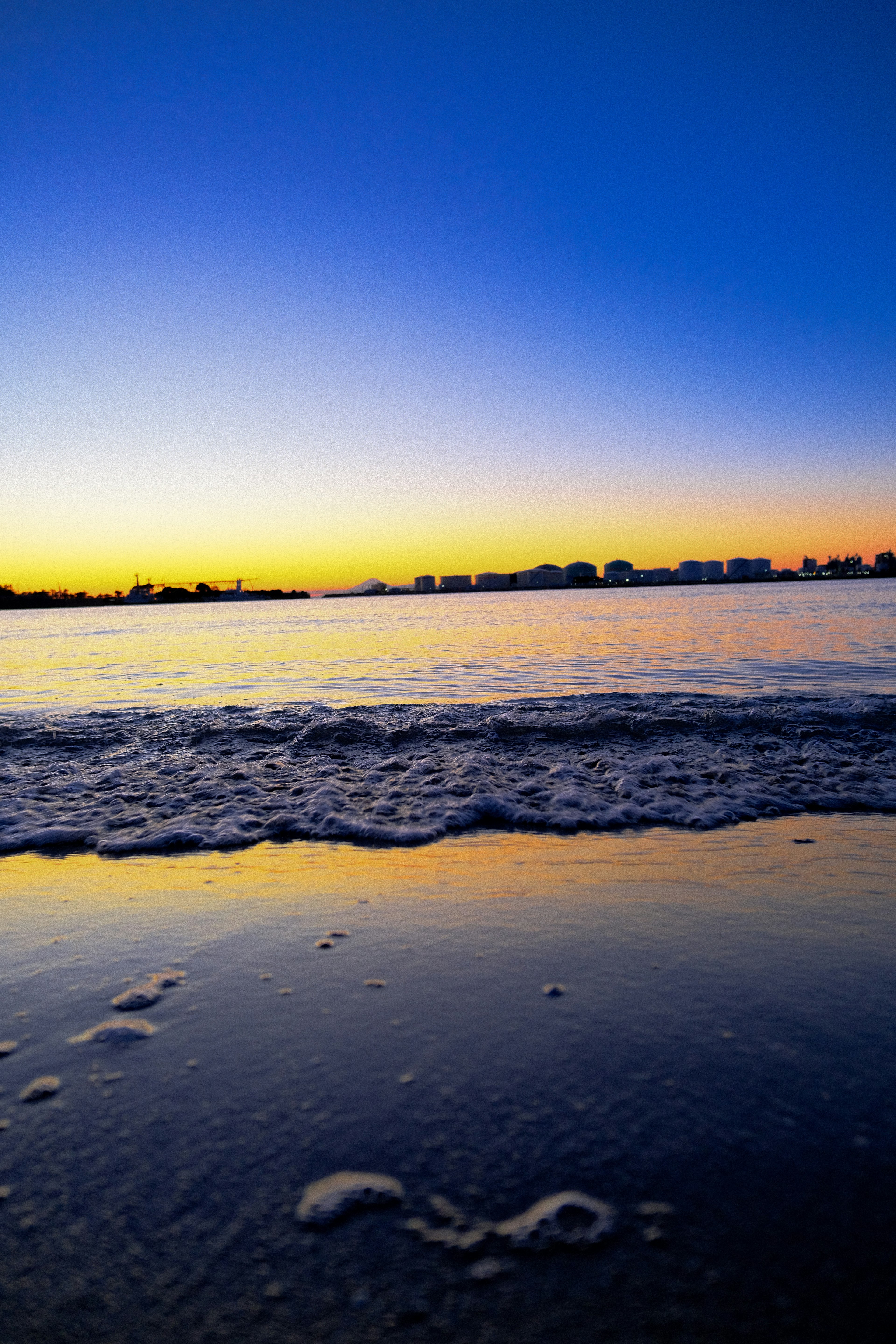 Bellissimo paesaggio marino che riflette i colori del tramonto sulla superficie dell'acqua