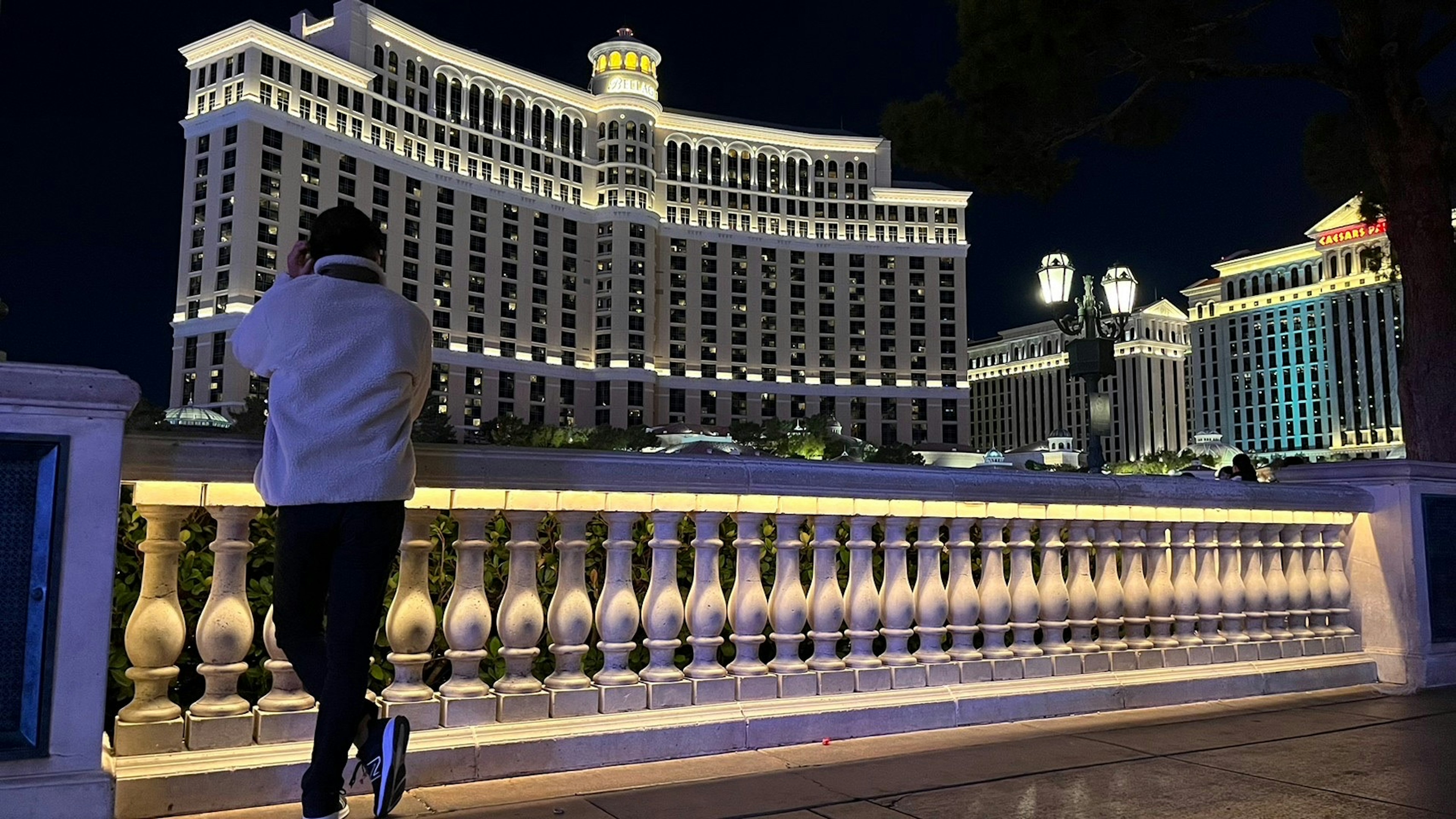 Bel extérieur de l'Hôtel Bellagio à Las Vegas la nuit avec un balcon illuminé