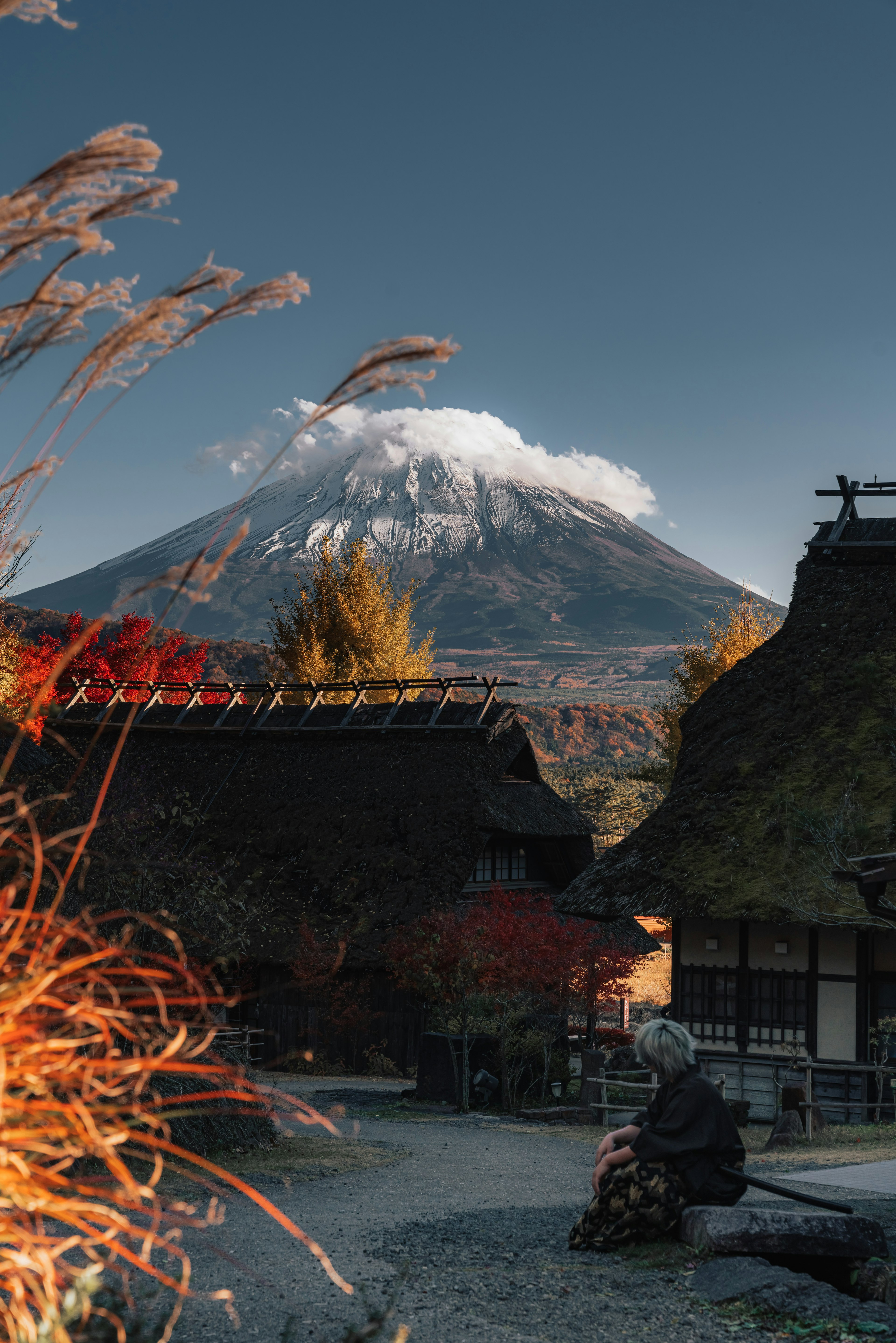 ทิวทัศน์ที่สวยงามของภูเขาฟูจิกับบ้านญี่ปุ่นแบบดั้งเดิม