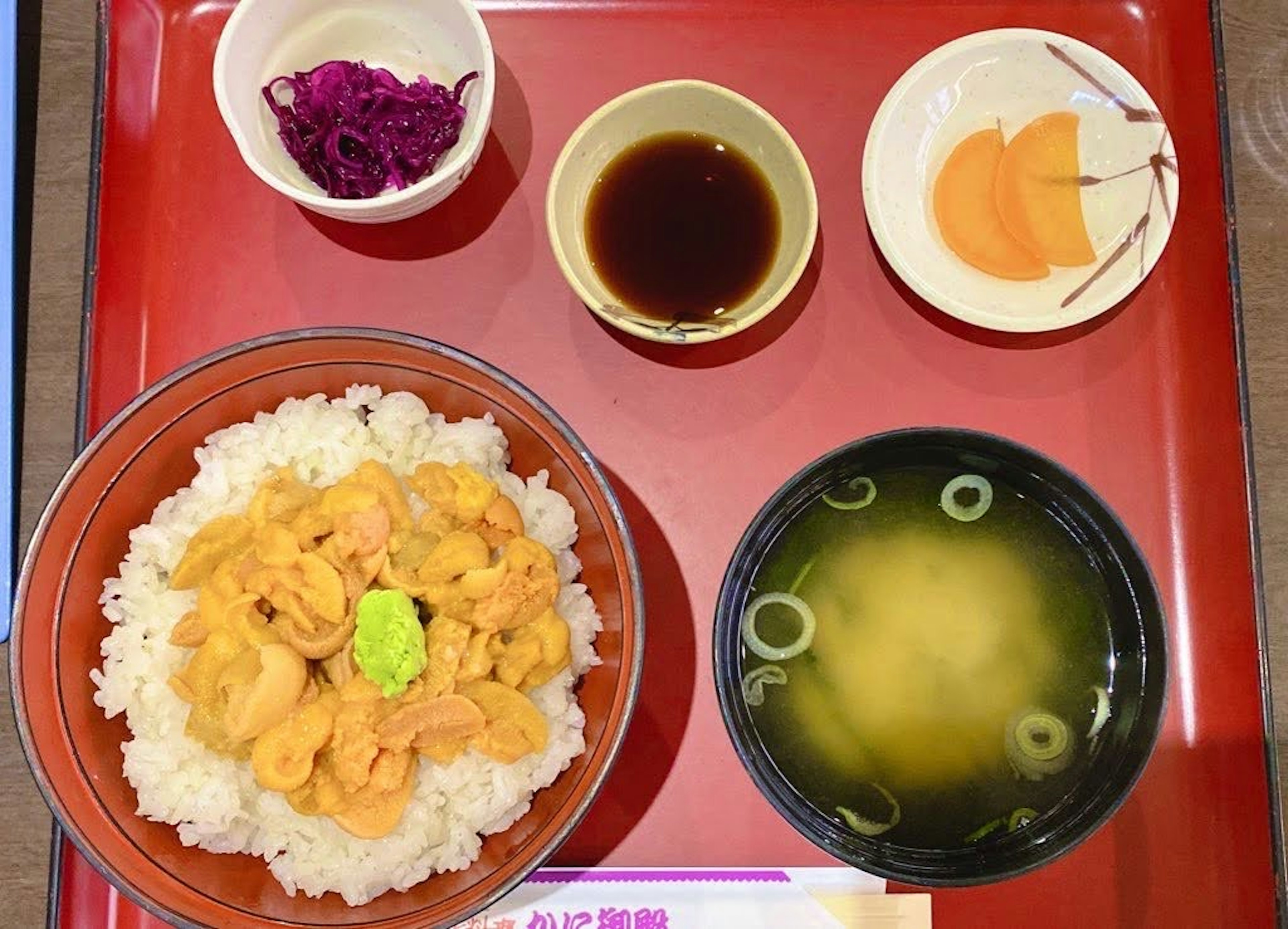 Tazón de arroz con erizos de mar sopa de miso salsa de soja y encurtidos