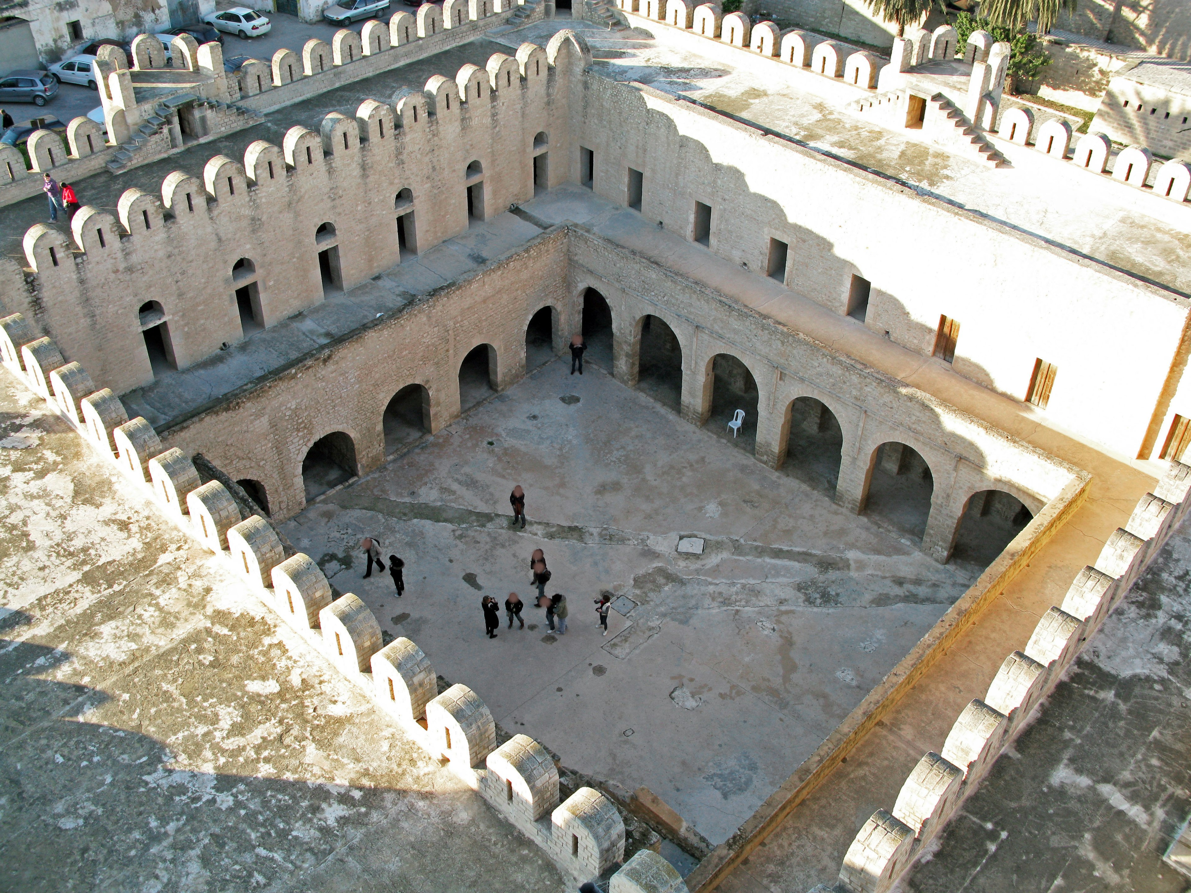 Vista aerea di un cortile di castello con persone che camminano all'interno