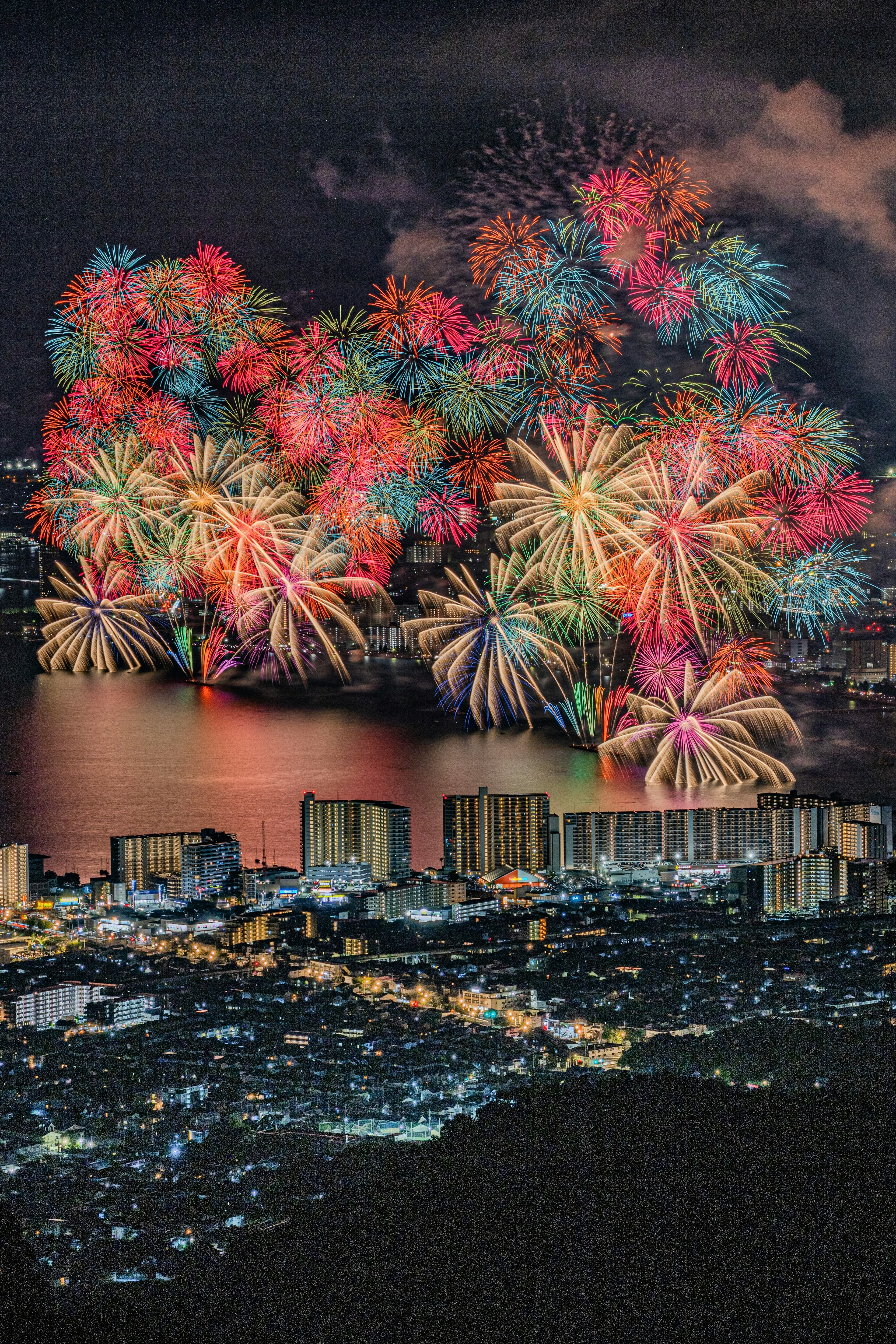 Scène magnifique de feux d'artifice colorés éclatant dans le ciel nocturne