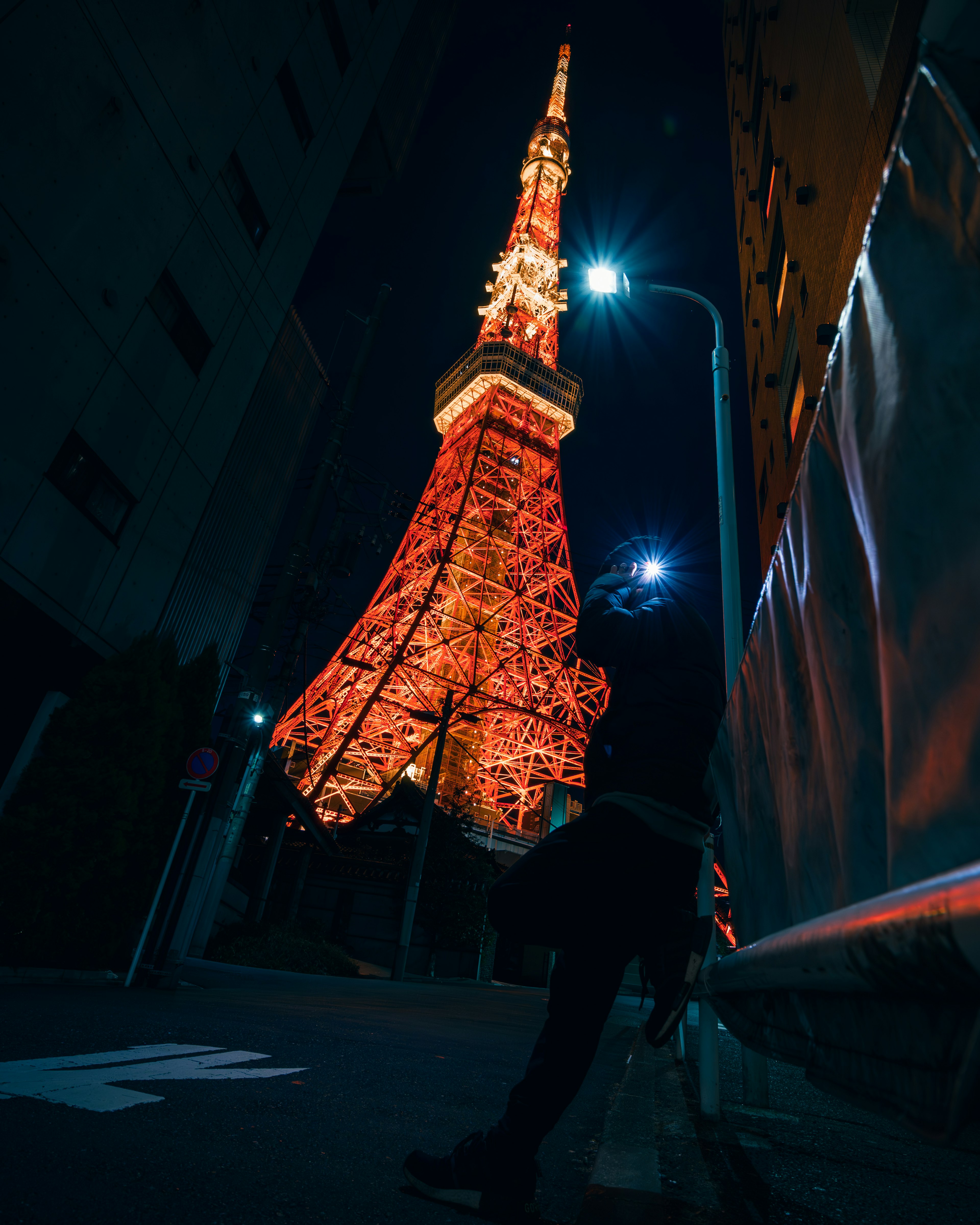 Torre de Tokio iluminada en naranja por la noche