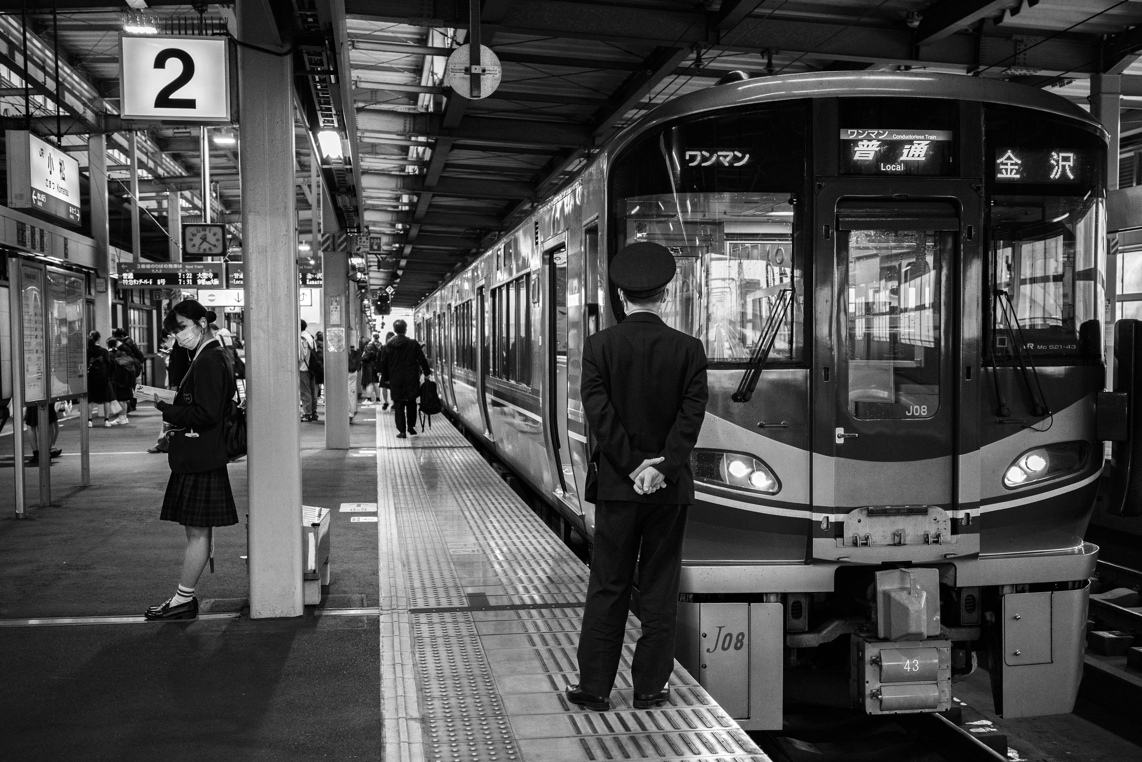 車站月台上的火車和乘客