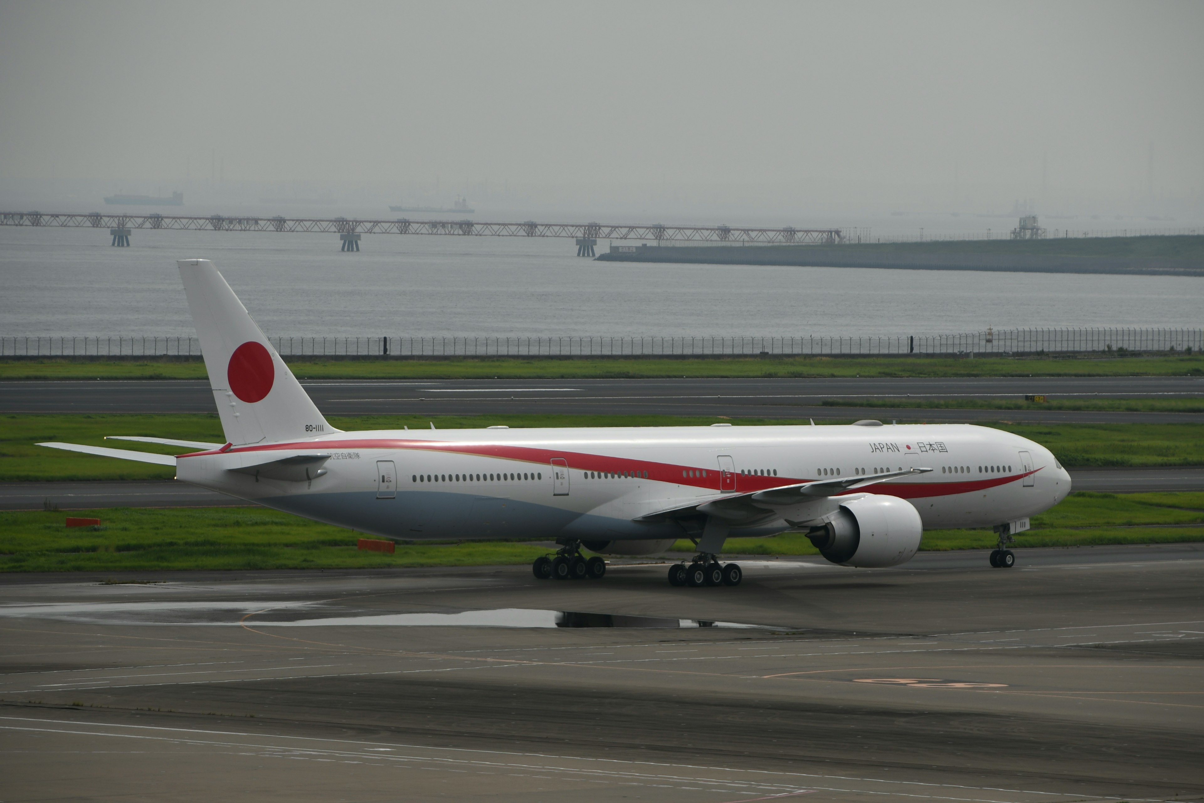 Boeing 777 của Japan Airlines đang lăn trên đường băng