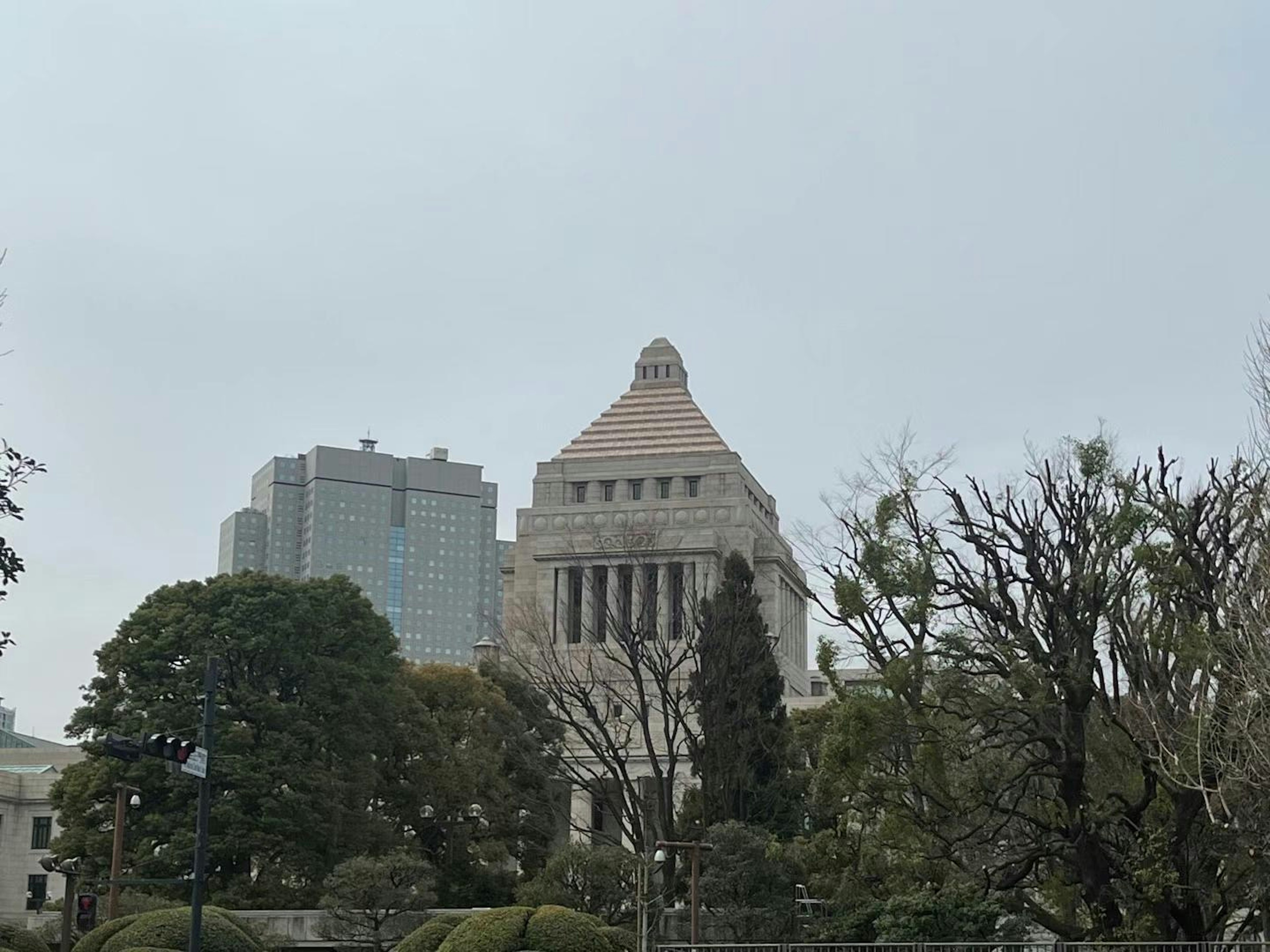 日本の国会議事堂の外観と周囲の木々を背景にした景色