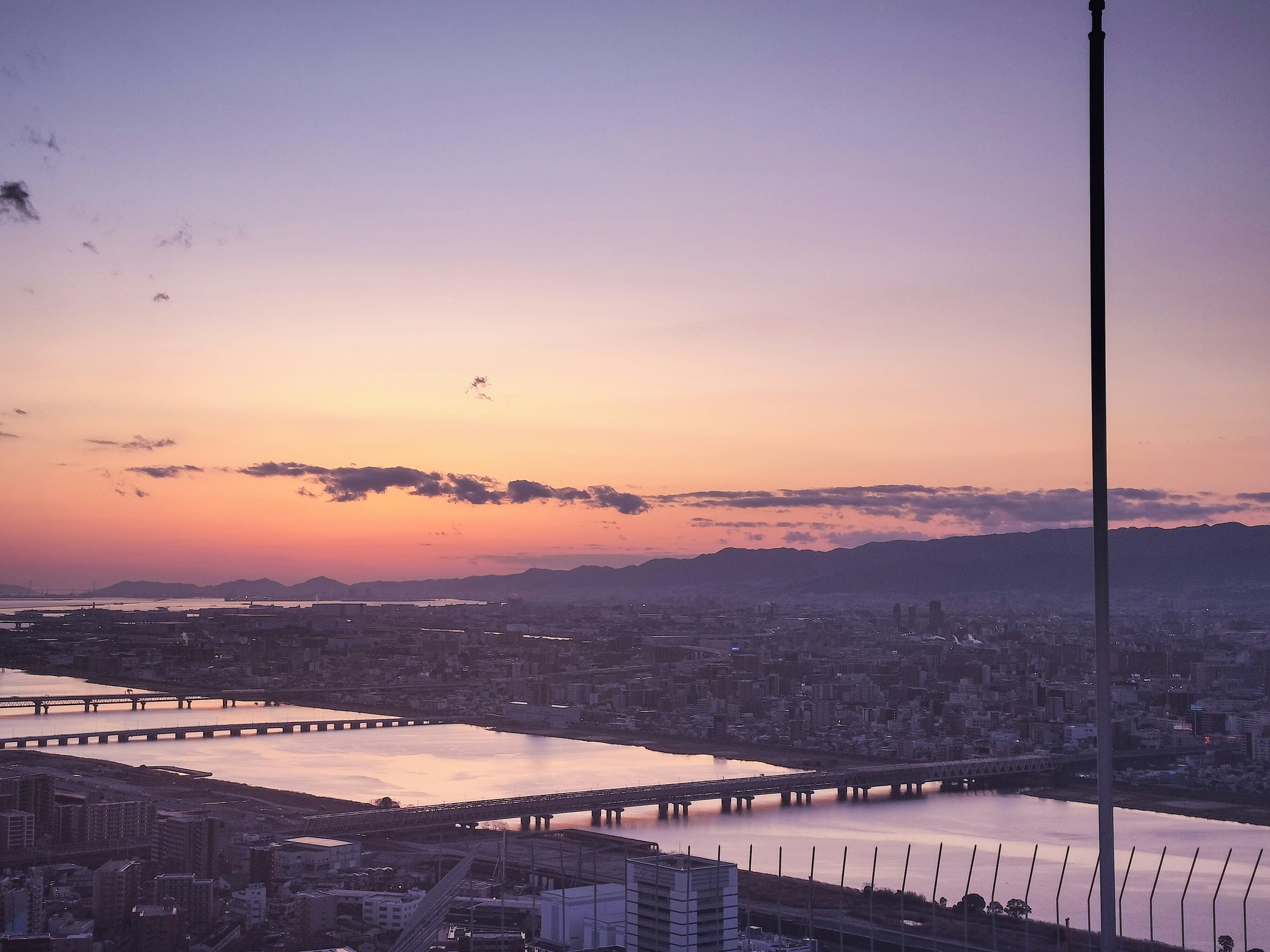 Panoramablick auf eine Stadt mit einem schönen Sonnenuntergang