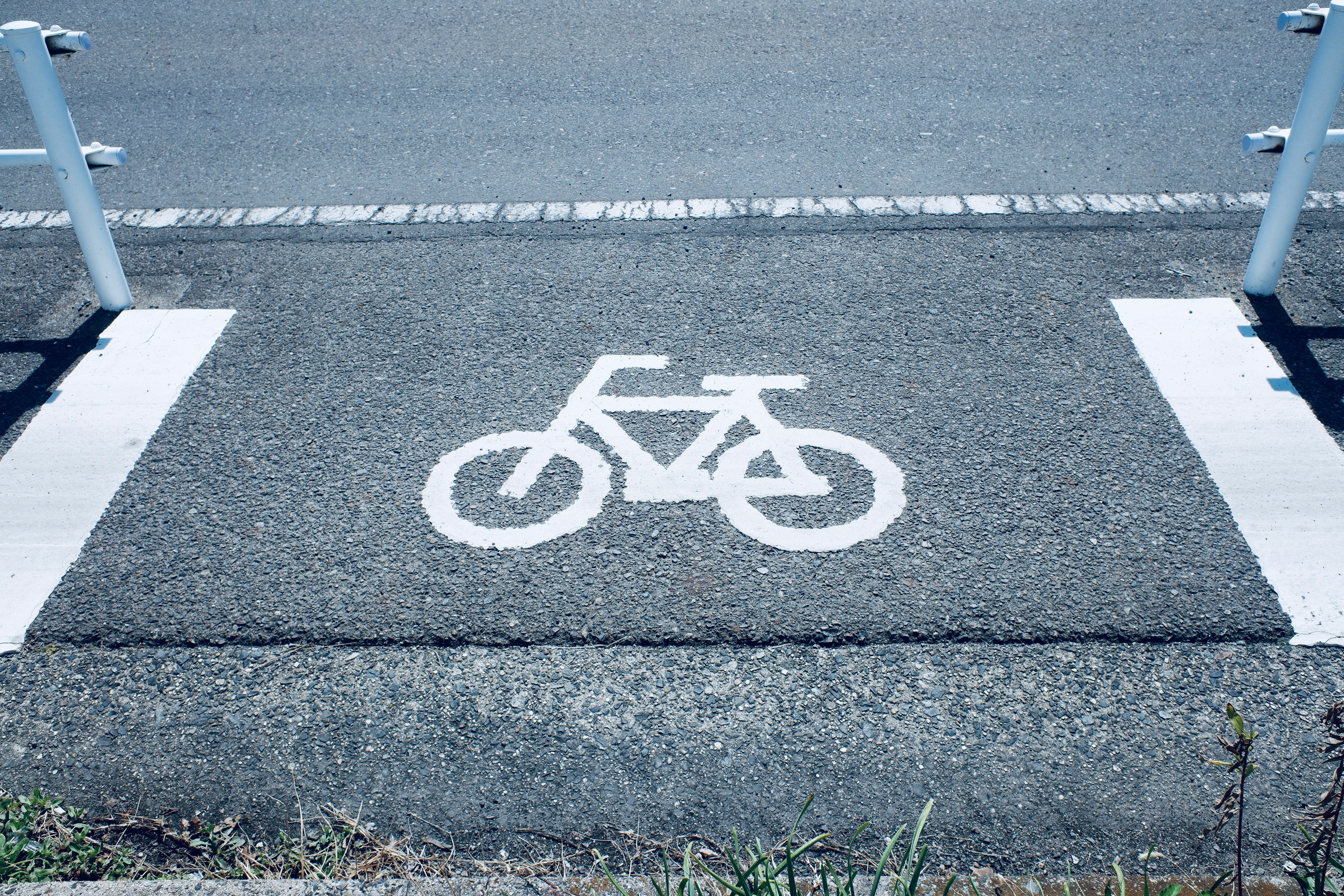 Belag mit einem Fahrradsymbol, das für Radwege vorgesehen ist