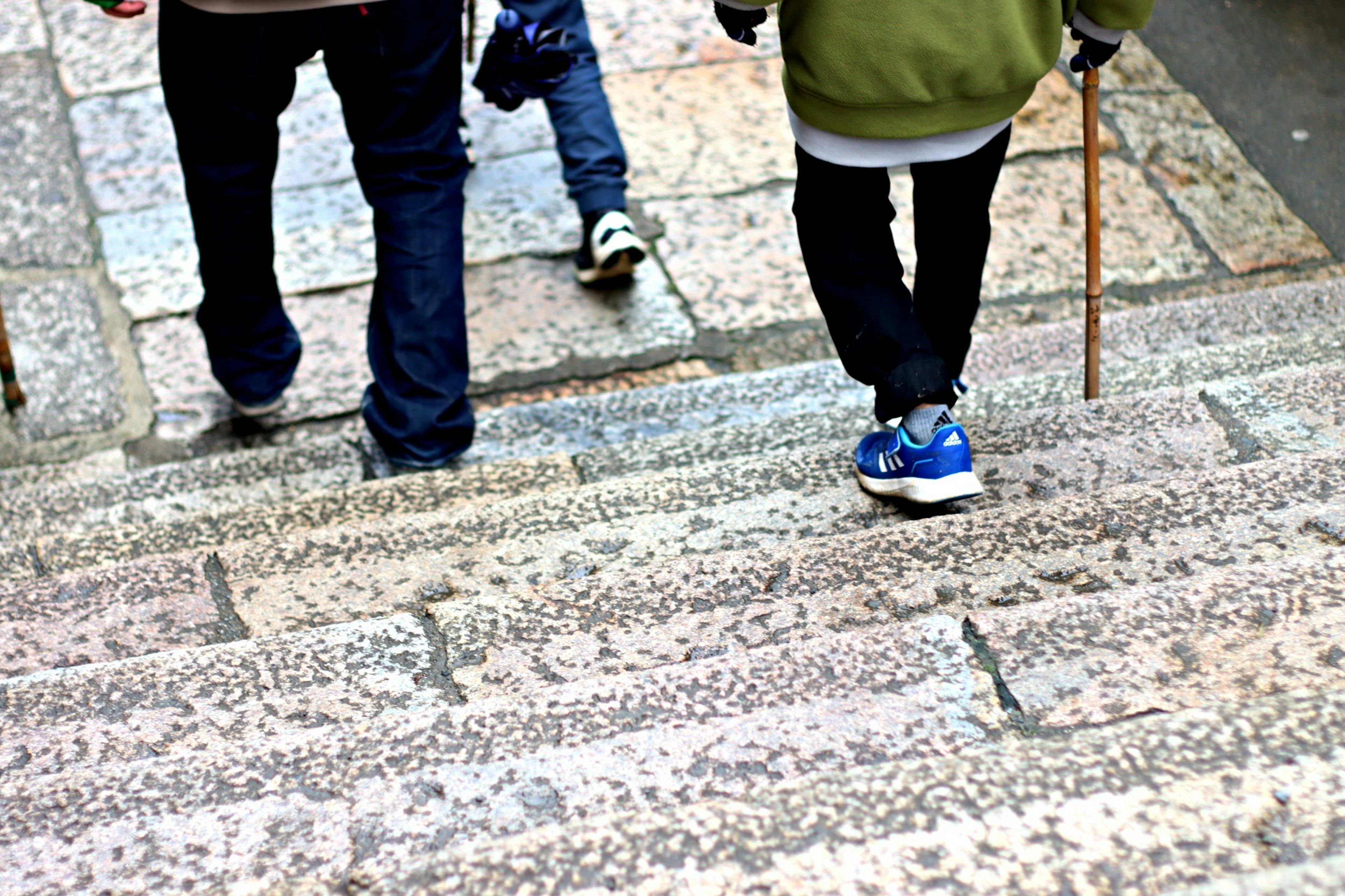 Niños bajando una escalera de piedra con escalones de mármol y zapatillas