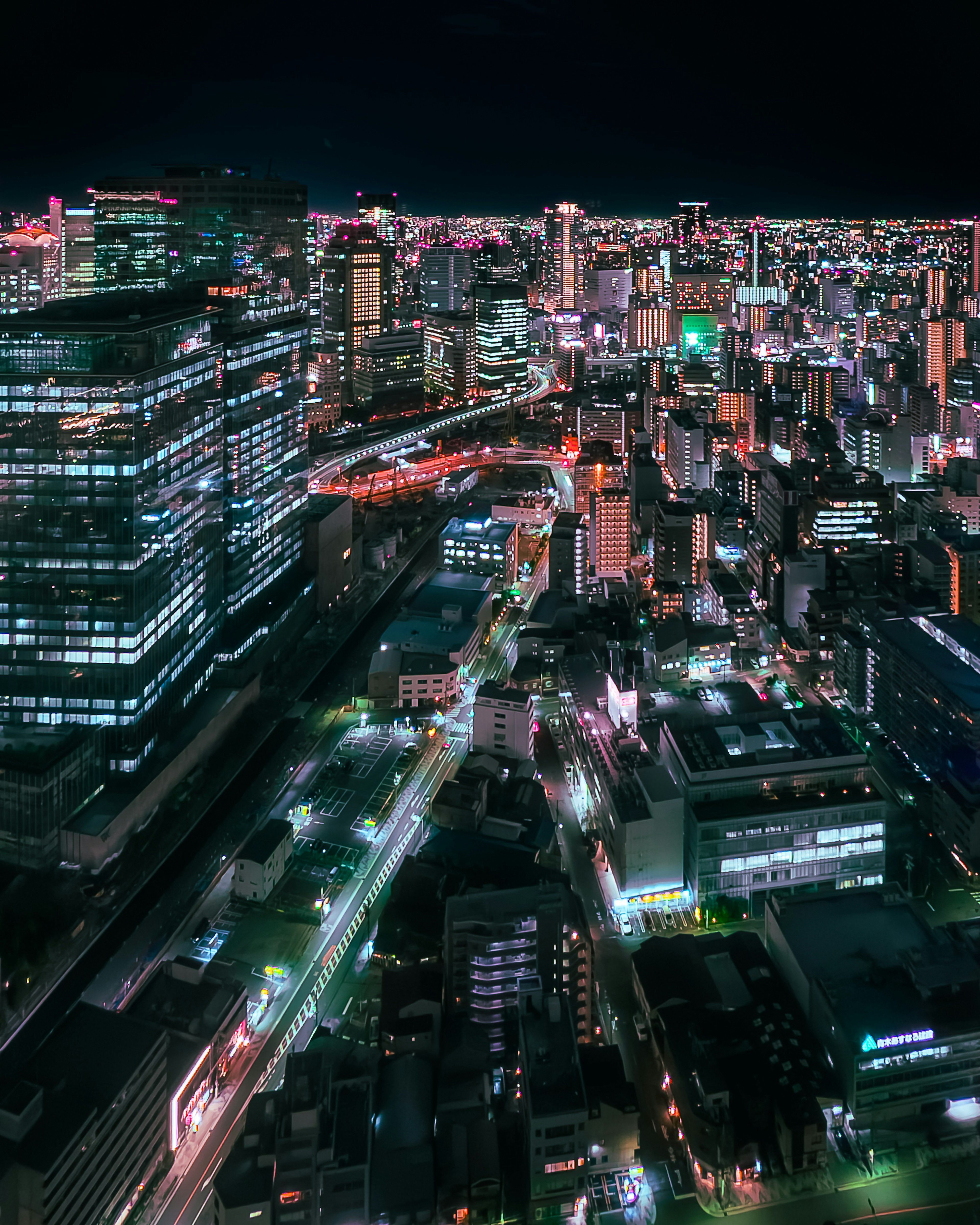 夜景の都市風景ビル群と明かりが美しい