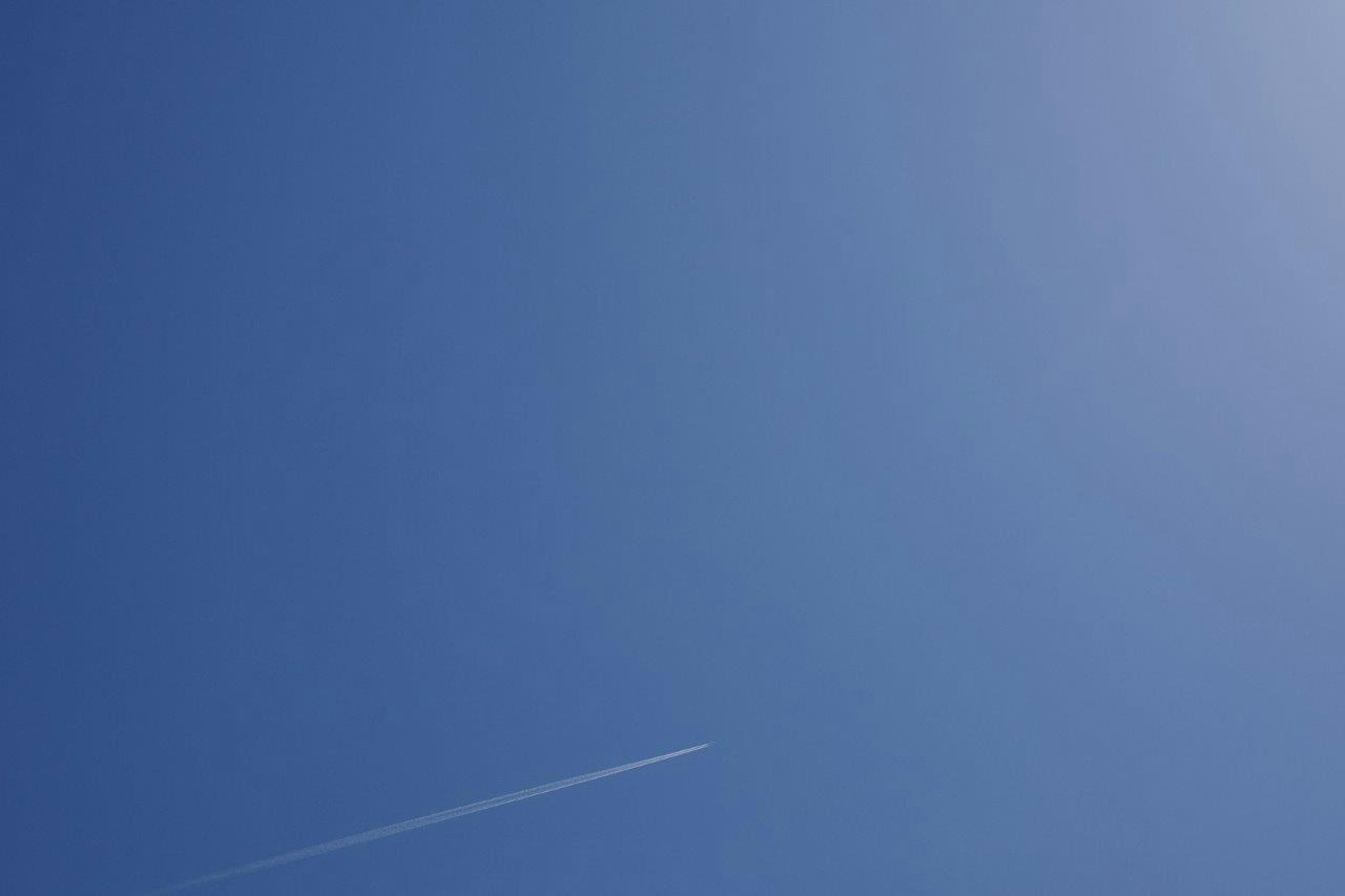 青空と飛行機雲のある風景