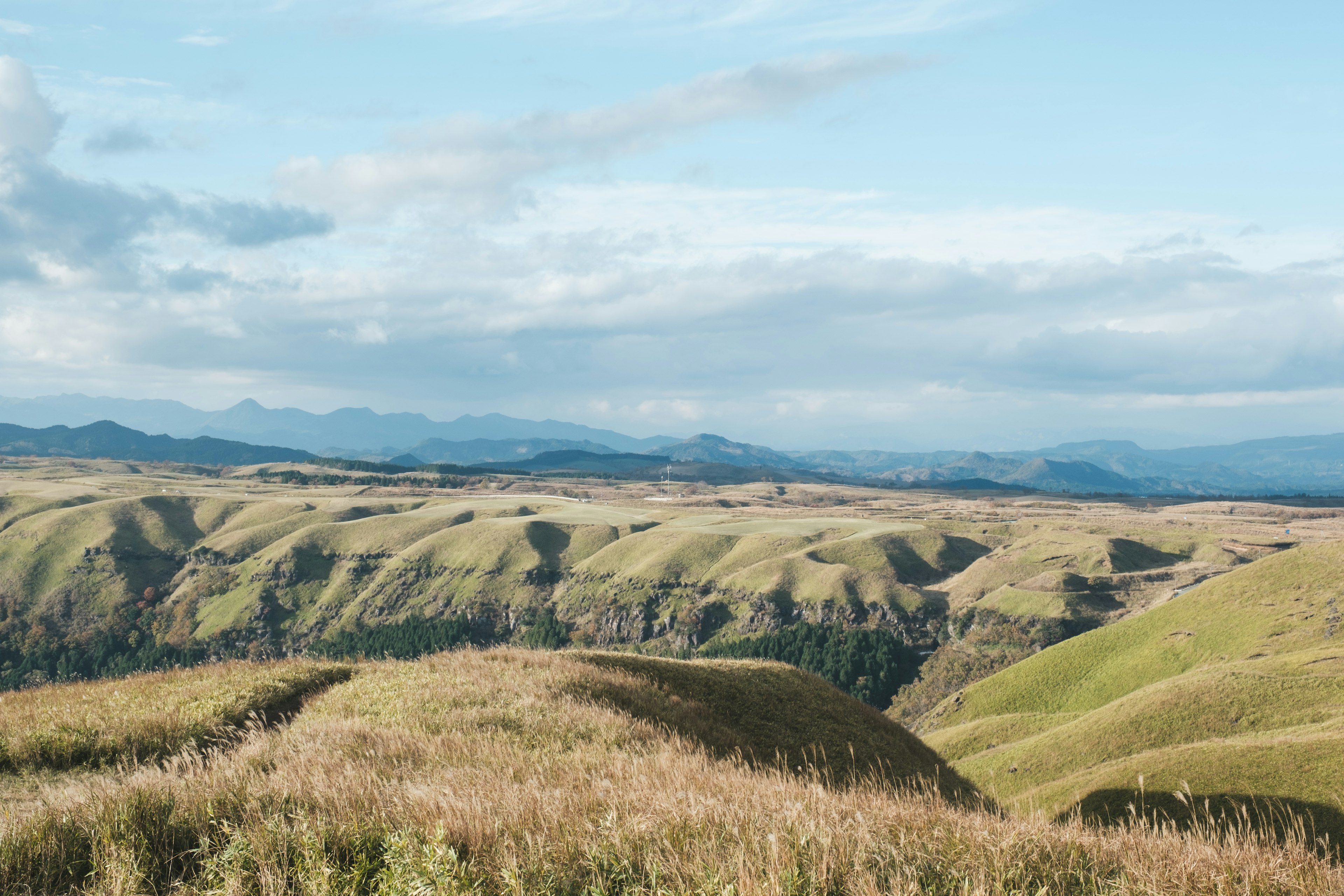 Paysage de collines vertes sous un ciel bleu