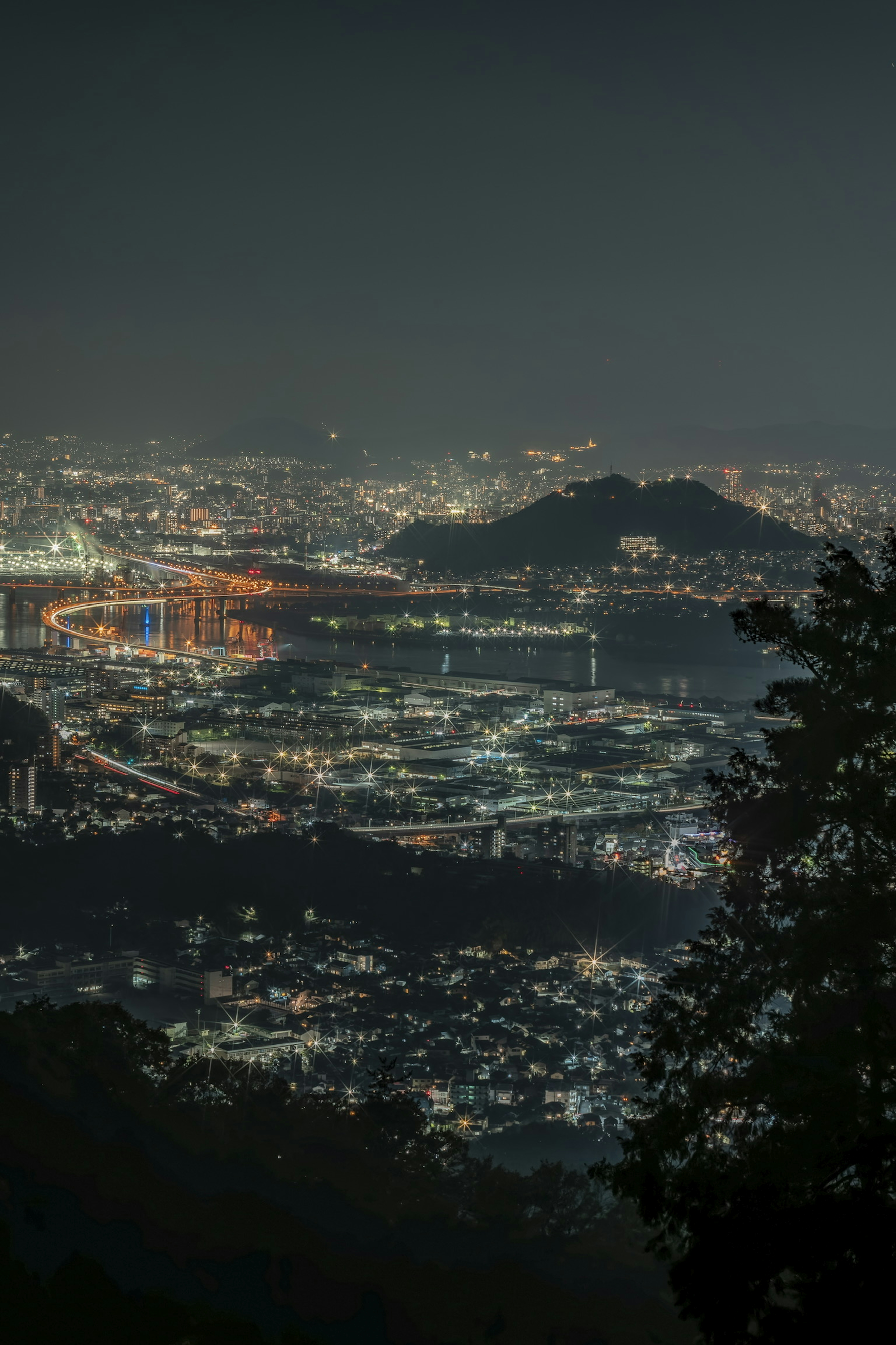 从山上俯瞰城市和海洋的壮观夜景