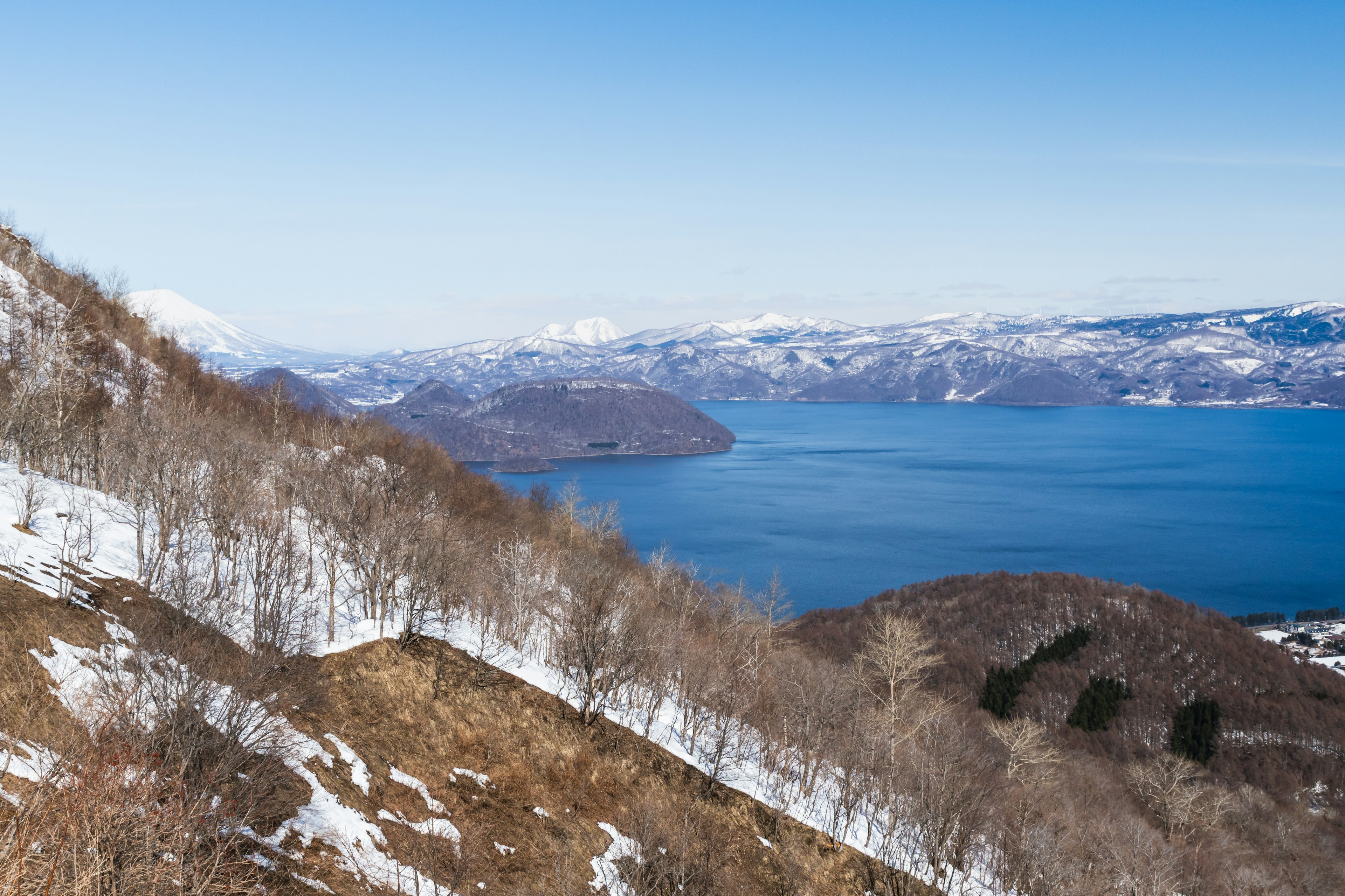 雪に覆われた山々と美しい湖の景色