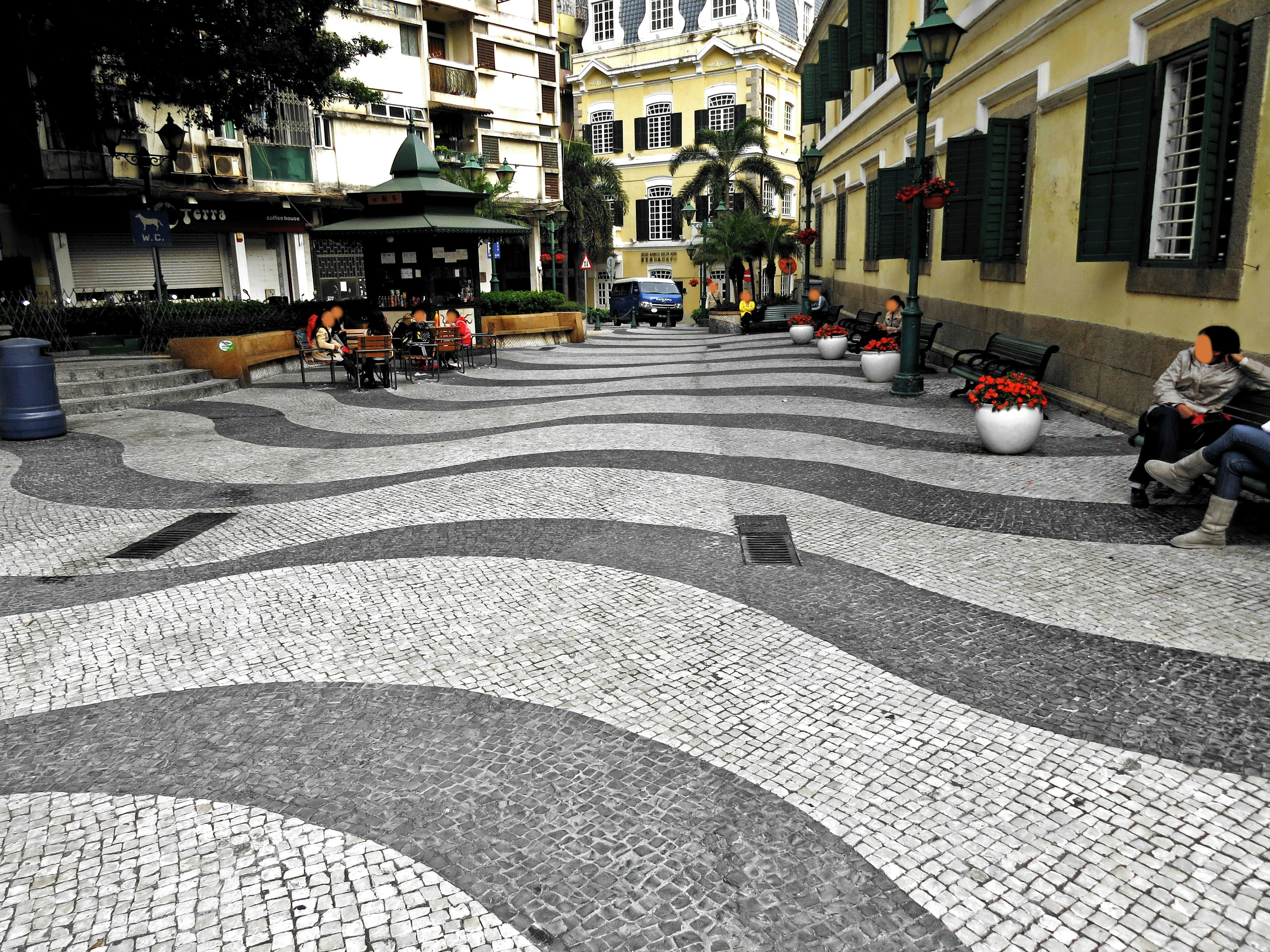 Plaza de adoquines ondulados con edificios circundantes