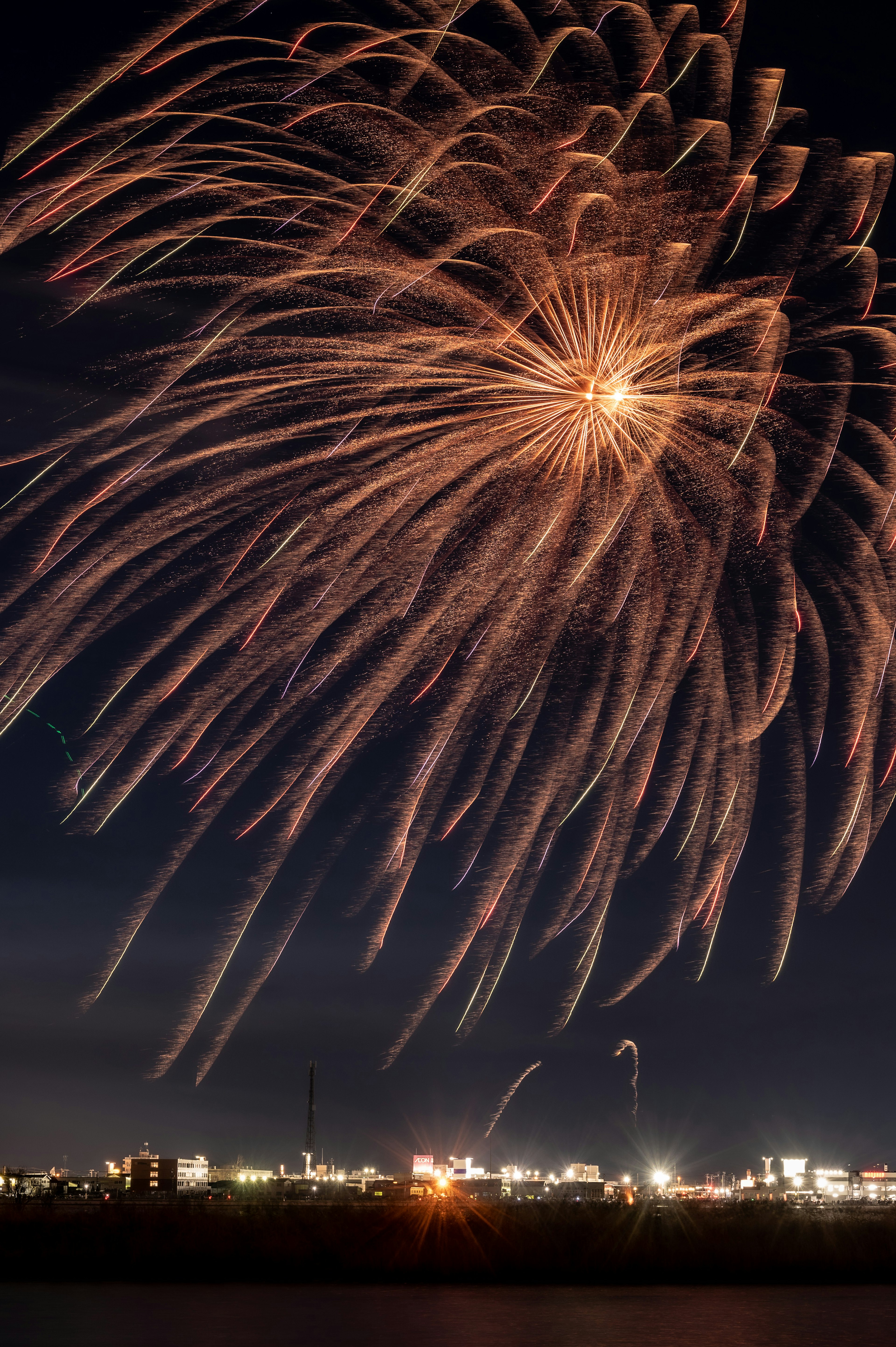 Magnifiques traînées de feux d'artifice illuminant le ciel nocturne