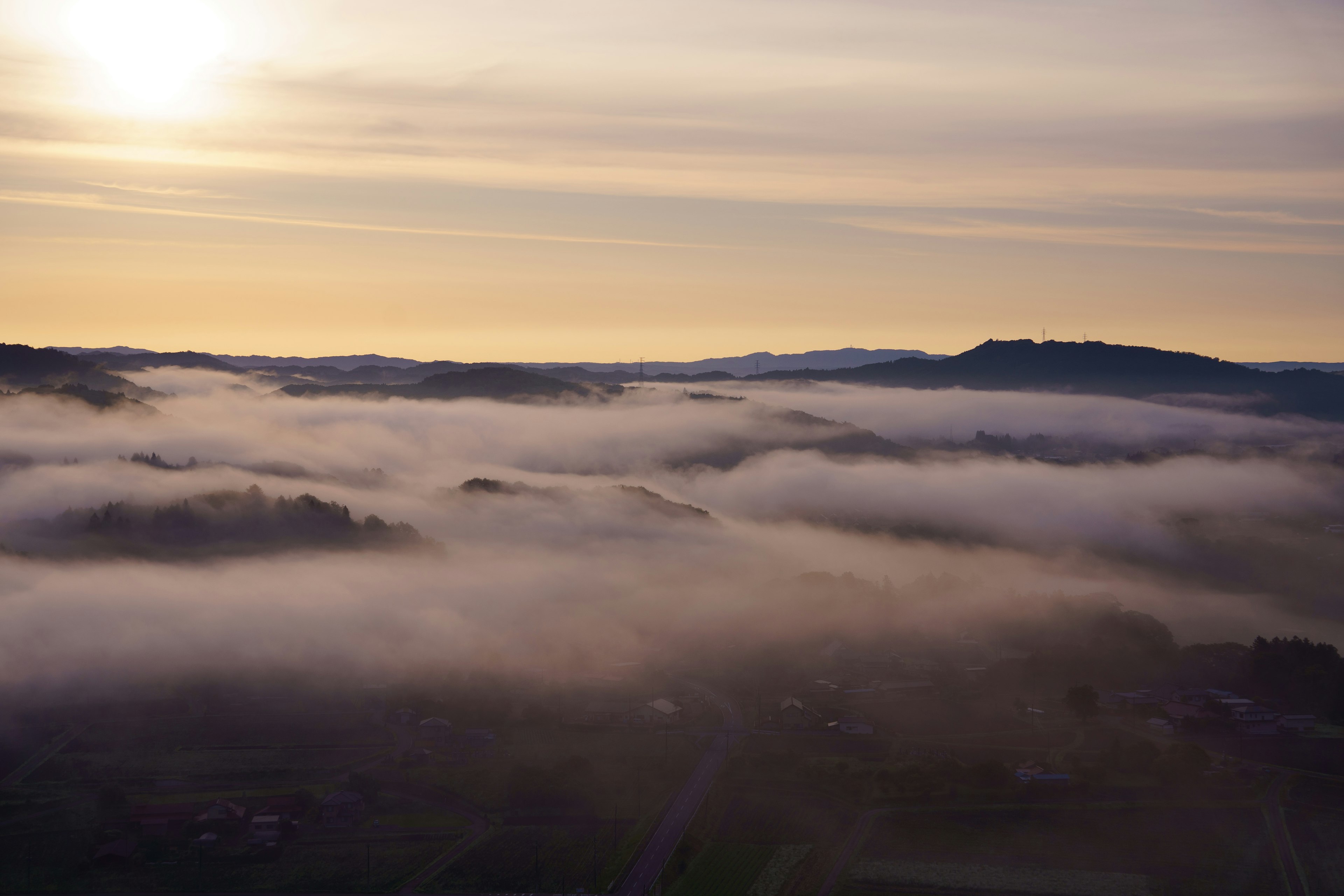 Bellissimo paesaggio mattutino con nebbia e luce solare