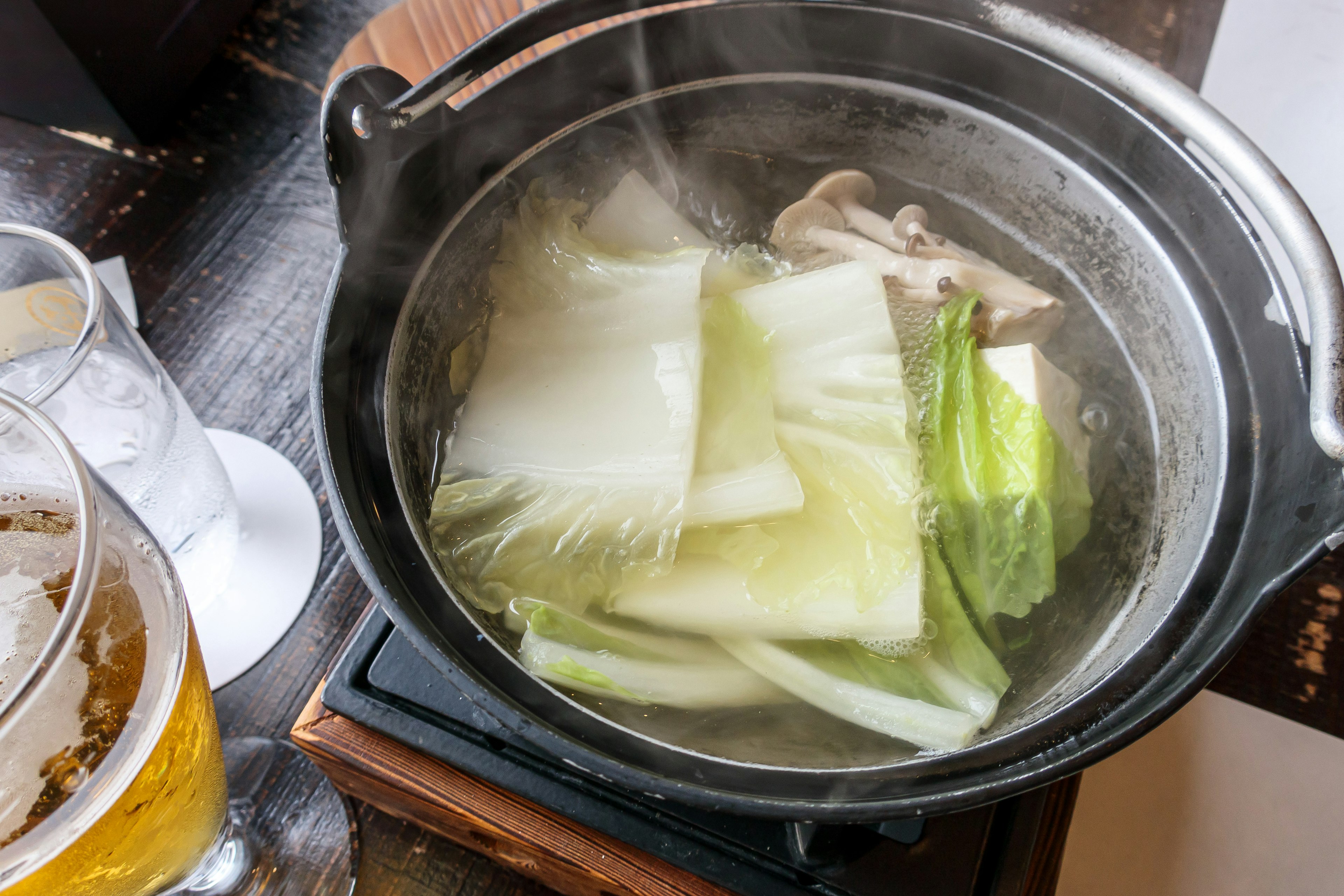 Panci panas dengan sayuran dan jamur yang mengepul