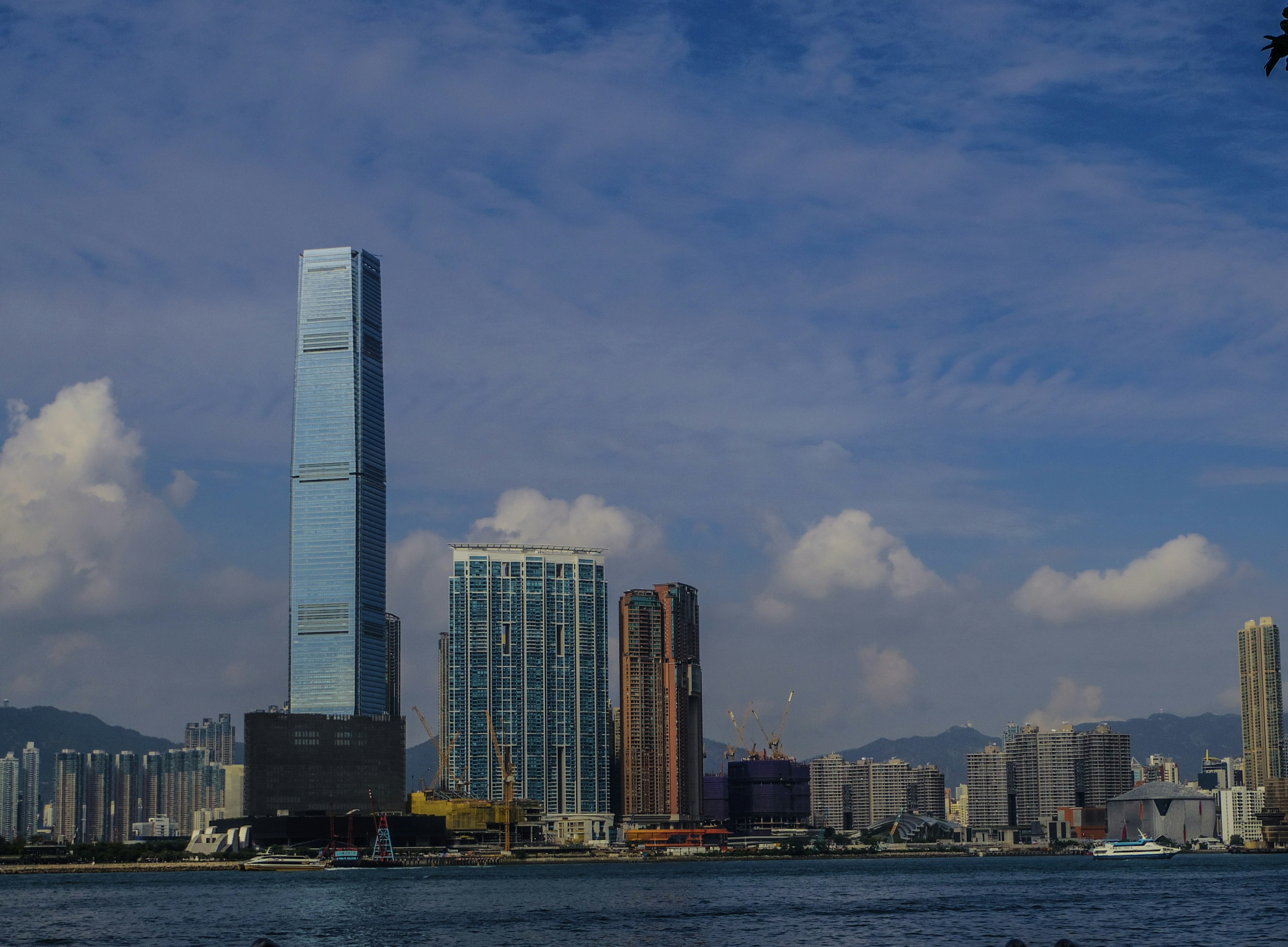 Skyline di Hong Kong con grattacieli e cielo blu