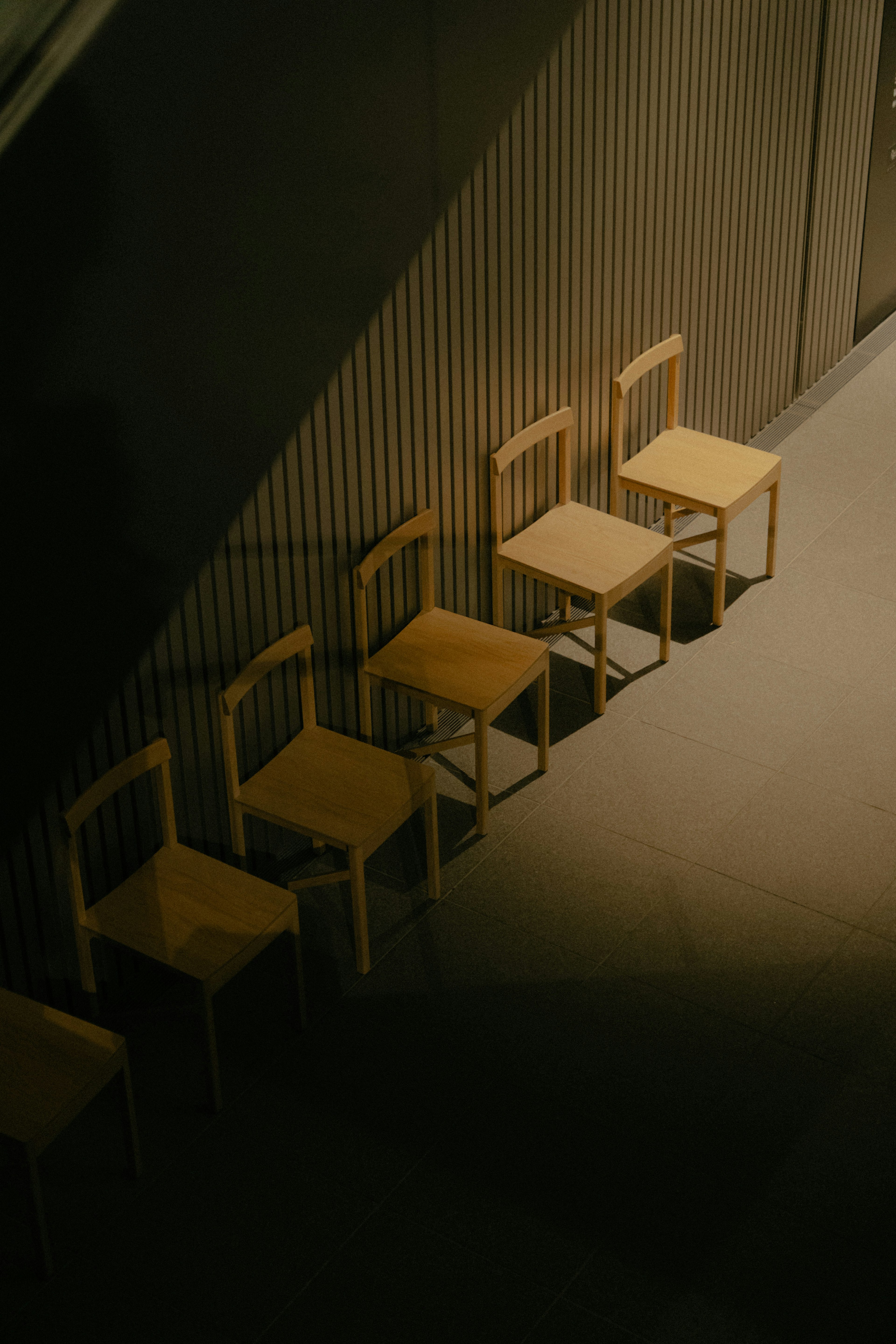 Image de chaises en bois alignées sur un escalier