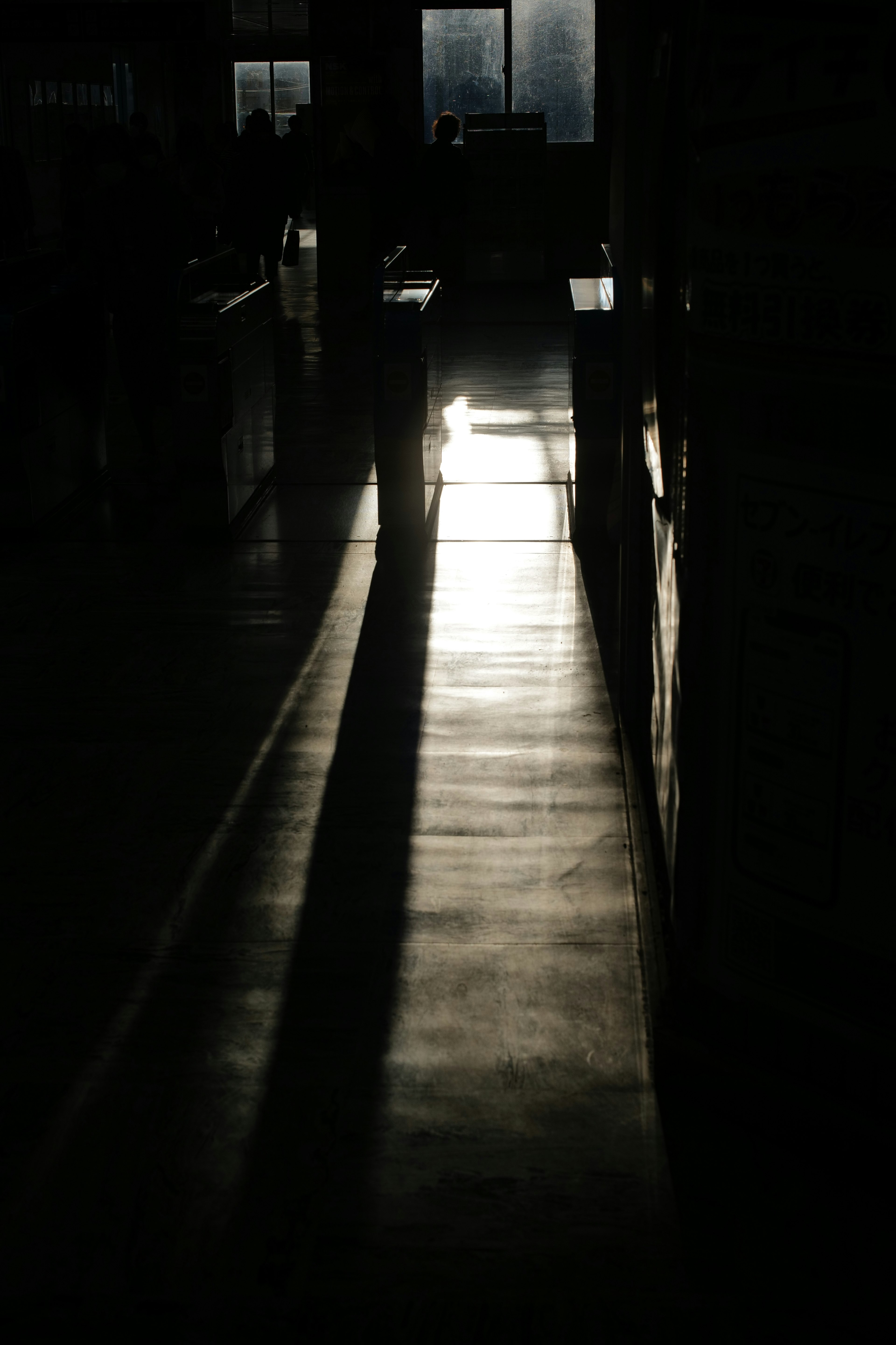 Contraste de lumière et d'ombre dans un couloir faiblement éclairé