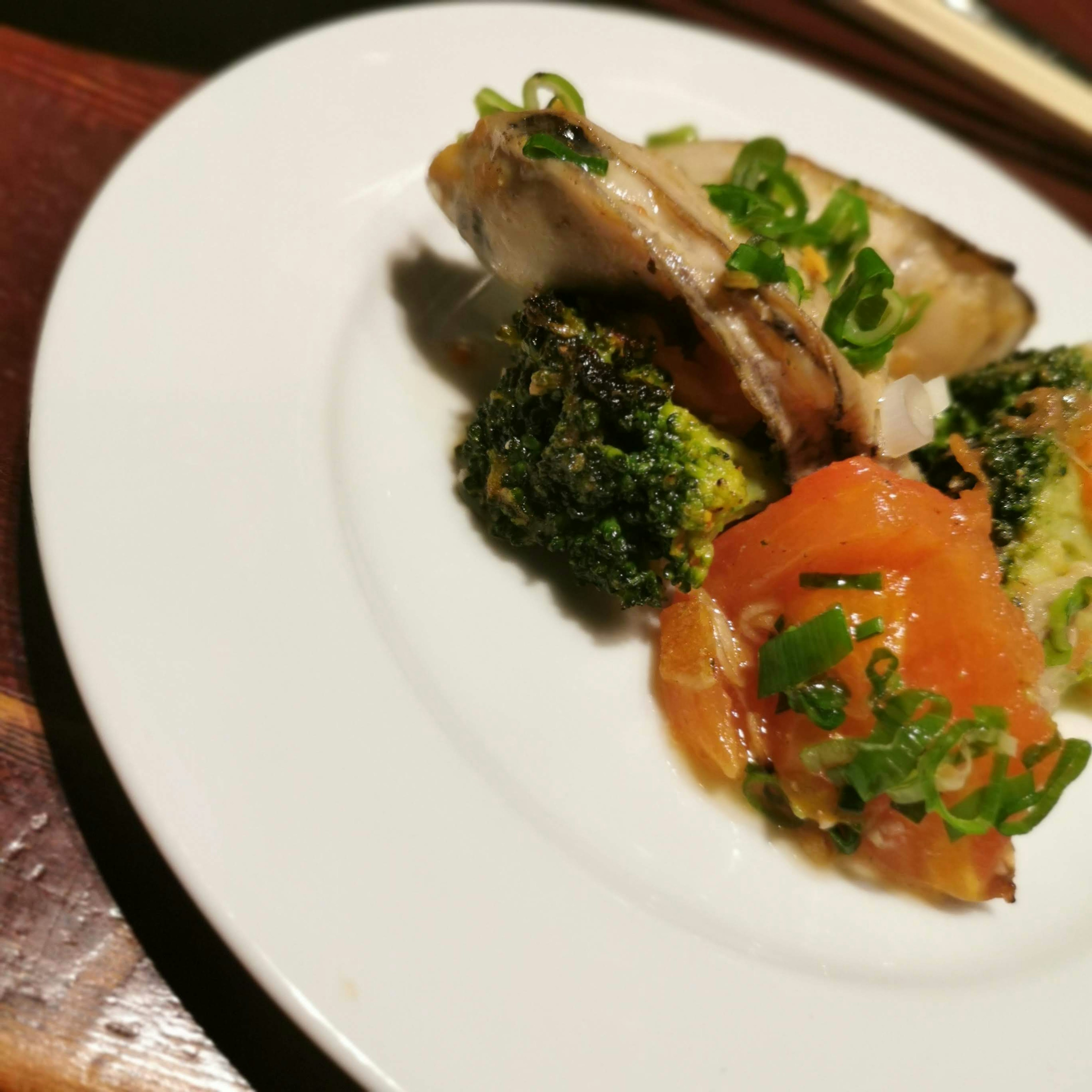 Piatto con pollo grigliato e broccoli al vapore guarnito con cipolle verdi