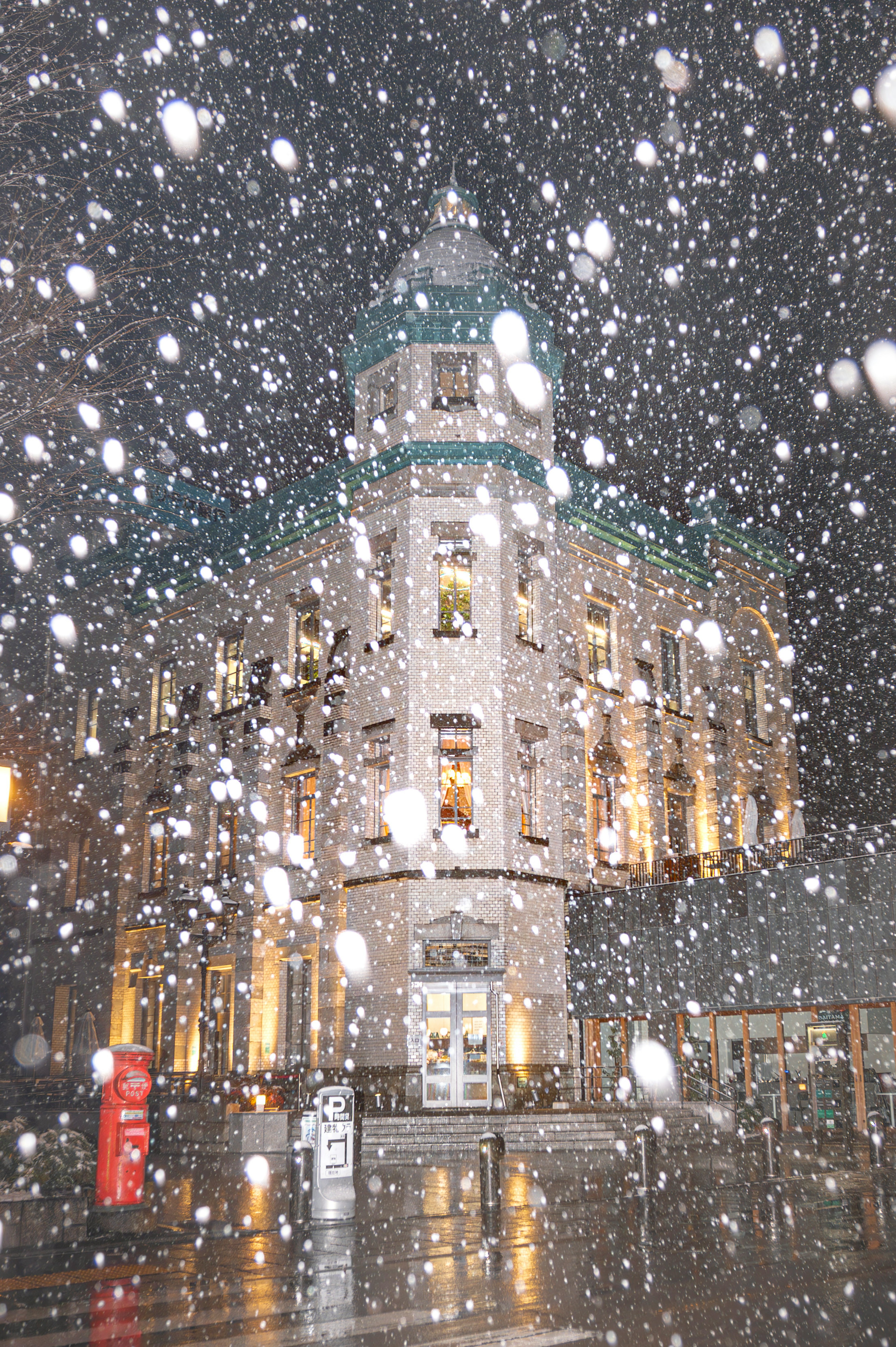 Facciata di un edificio bellissimo in una scena notturna innevata